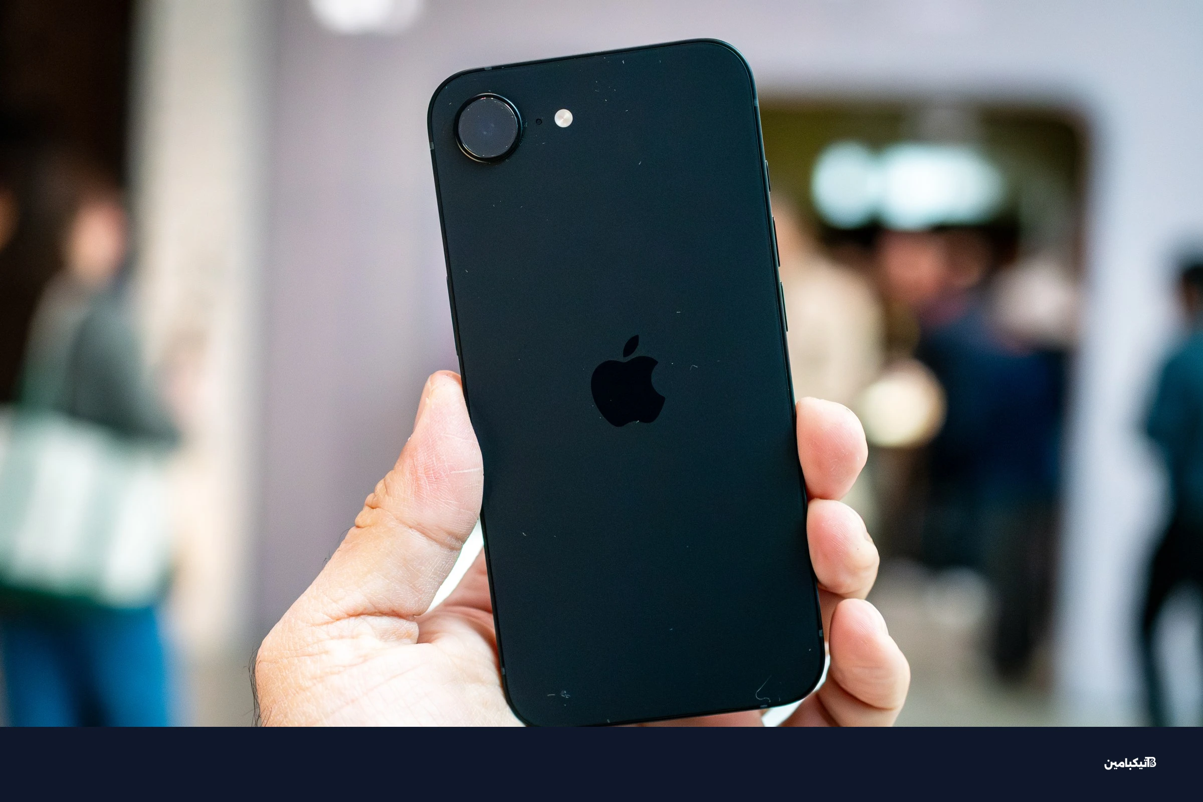 هاتف آيفون 17e باللون الأسود