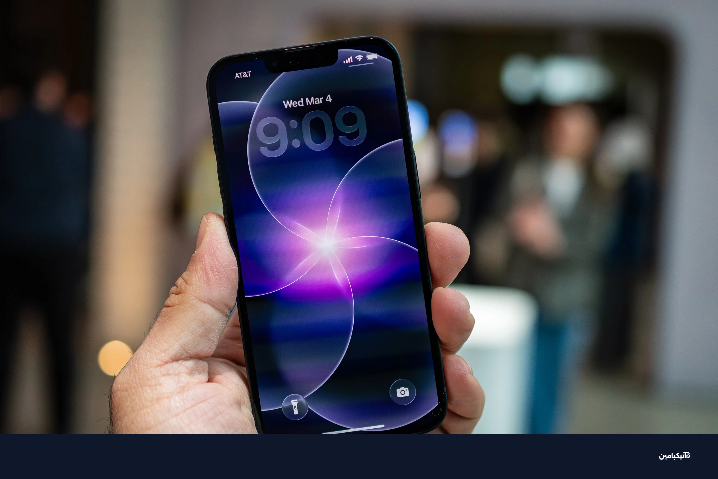 هاتف آيفون 17e من الجانب