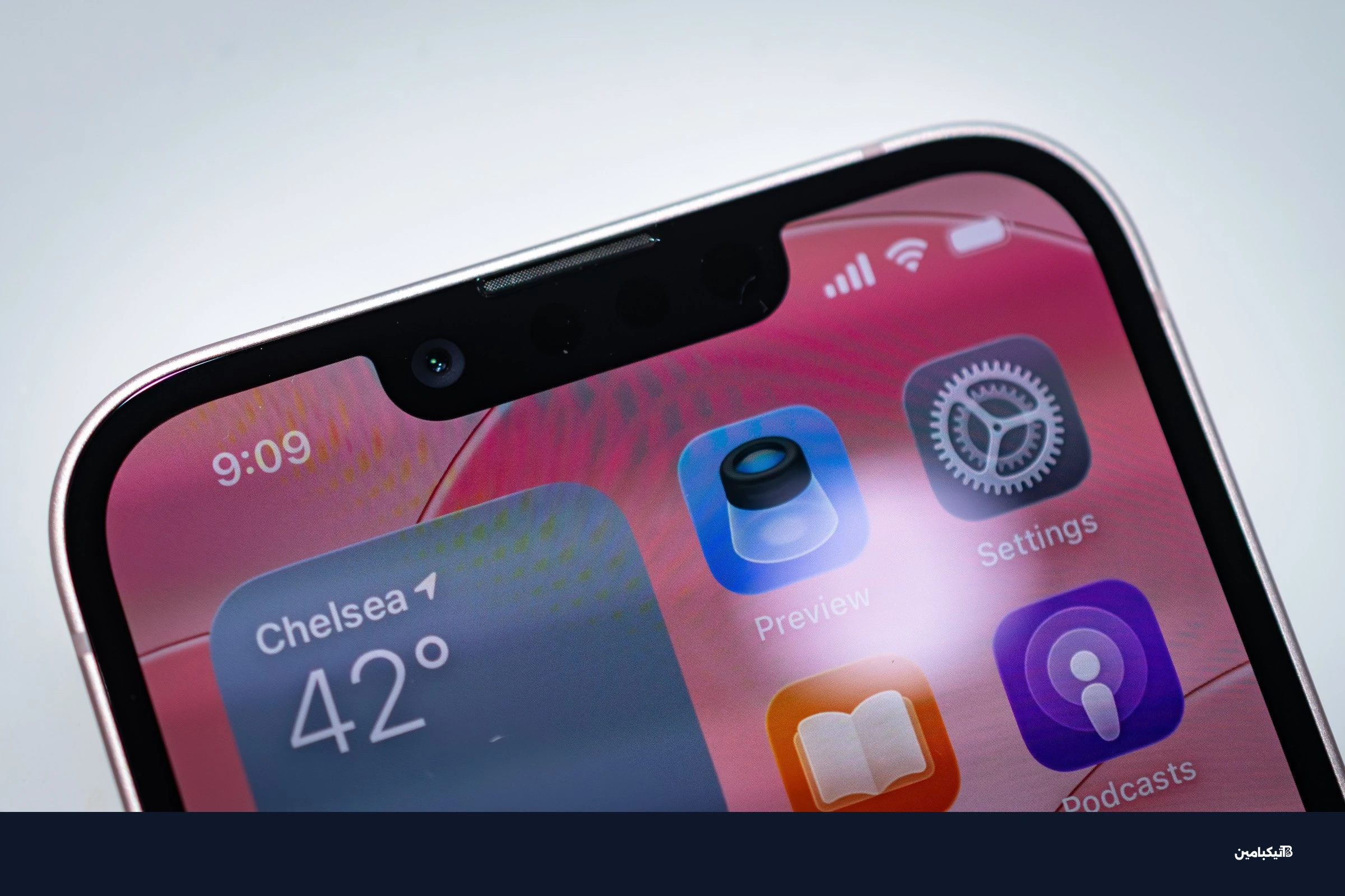 هاتف آيفون 17e من الأمام