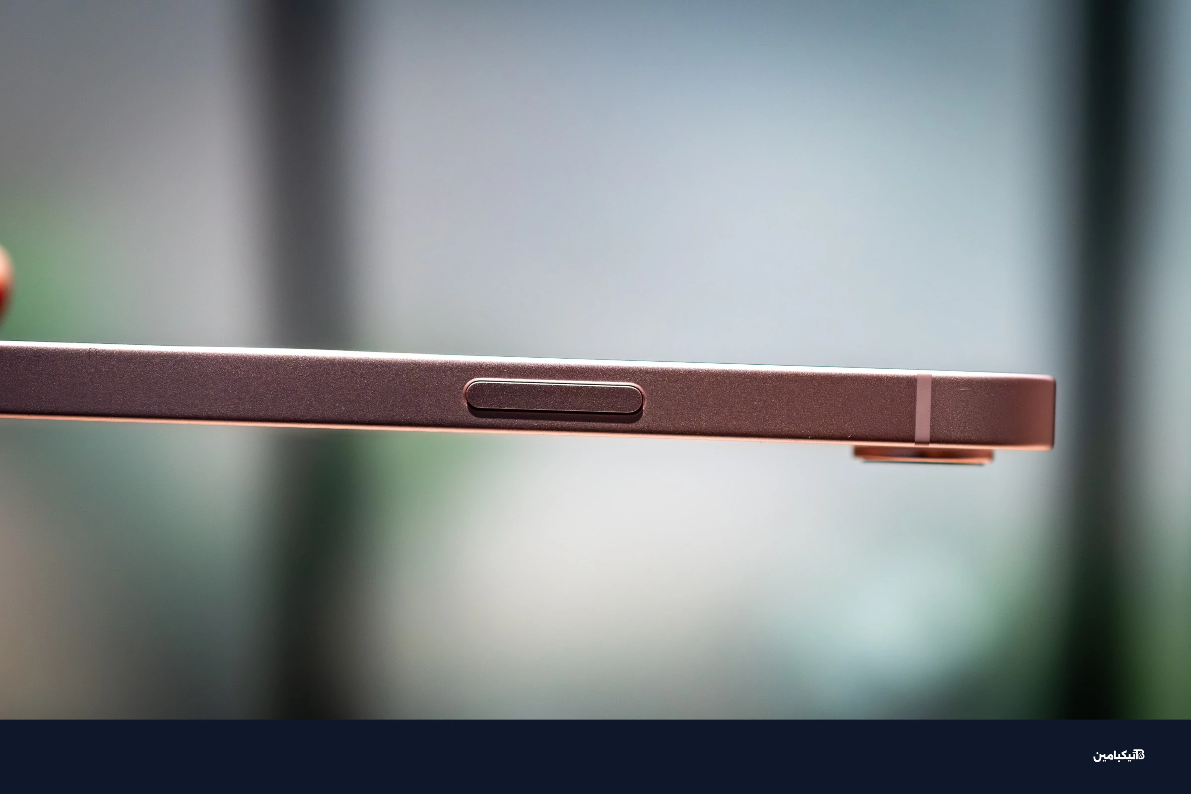 هاتف آيفون 17e باللون الوردي