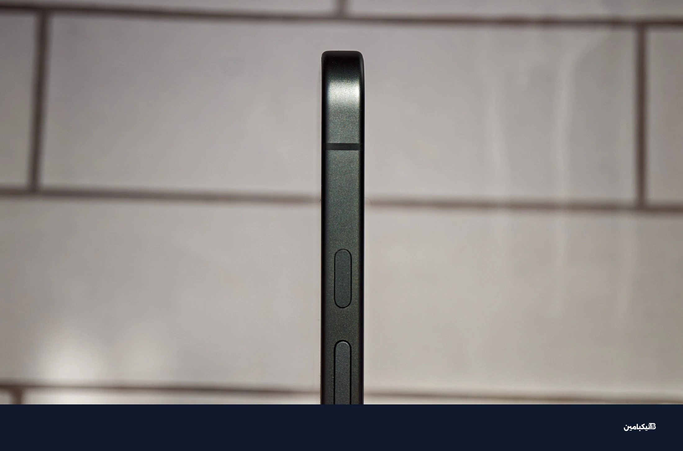 صورة جوجل Pixel 10A أمام بلاط أبيض، ملتقطة من الجانب لتظهر أنها مسطحة تماماً