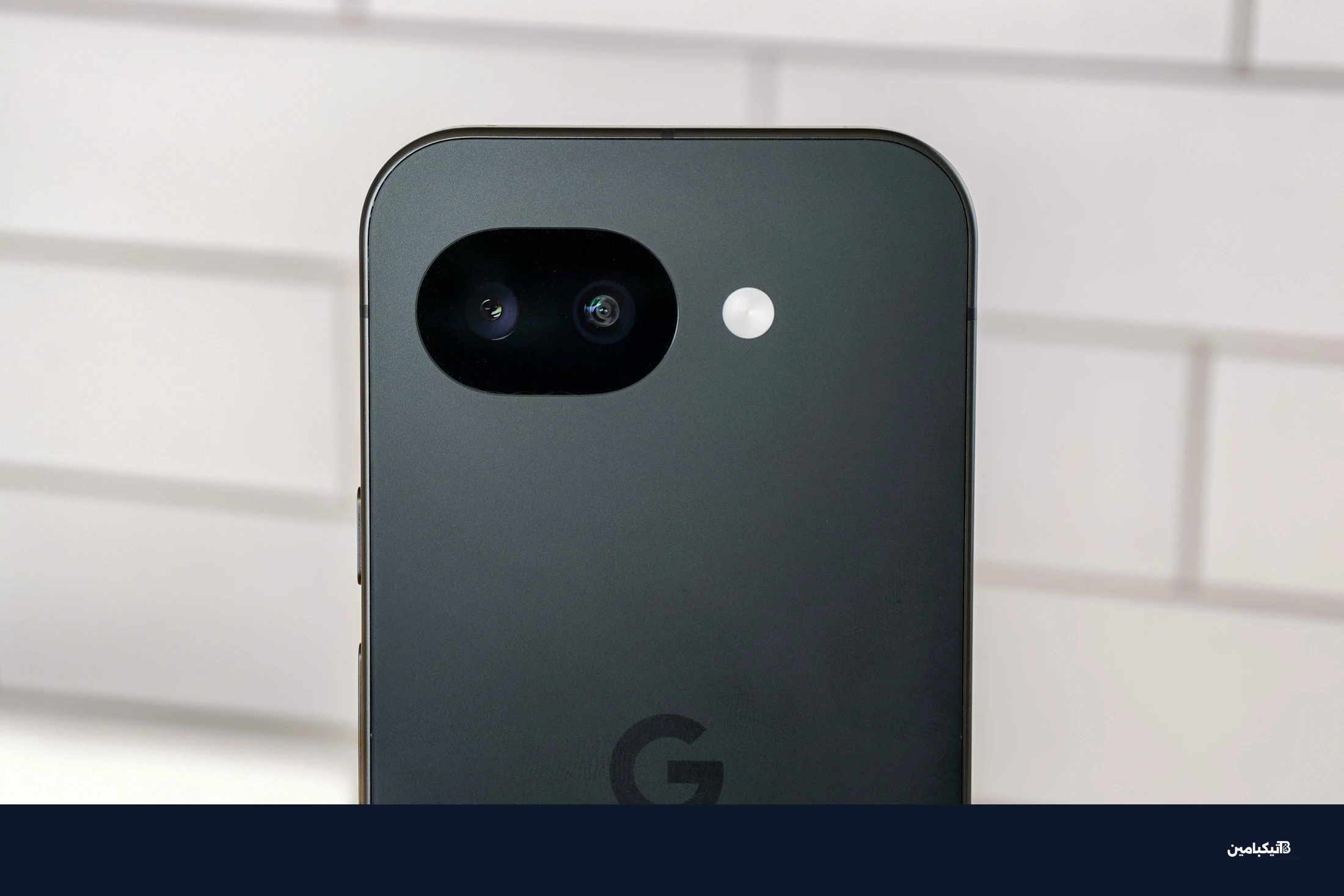 صورة جوجل Pixel 10A أمام بلاط أبيض، تعرض الكاميرا مباشرة