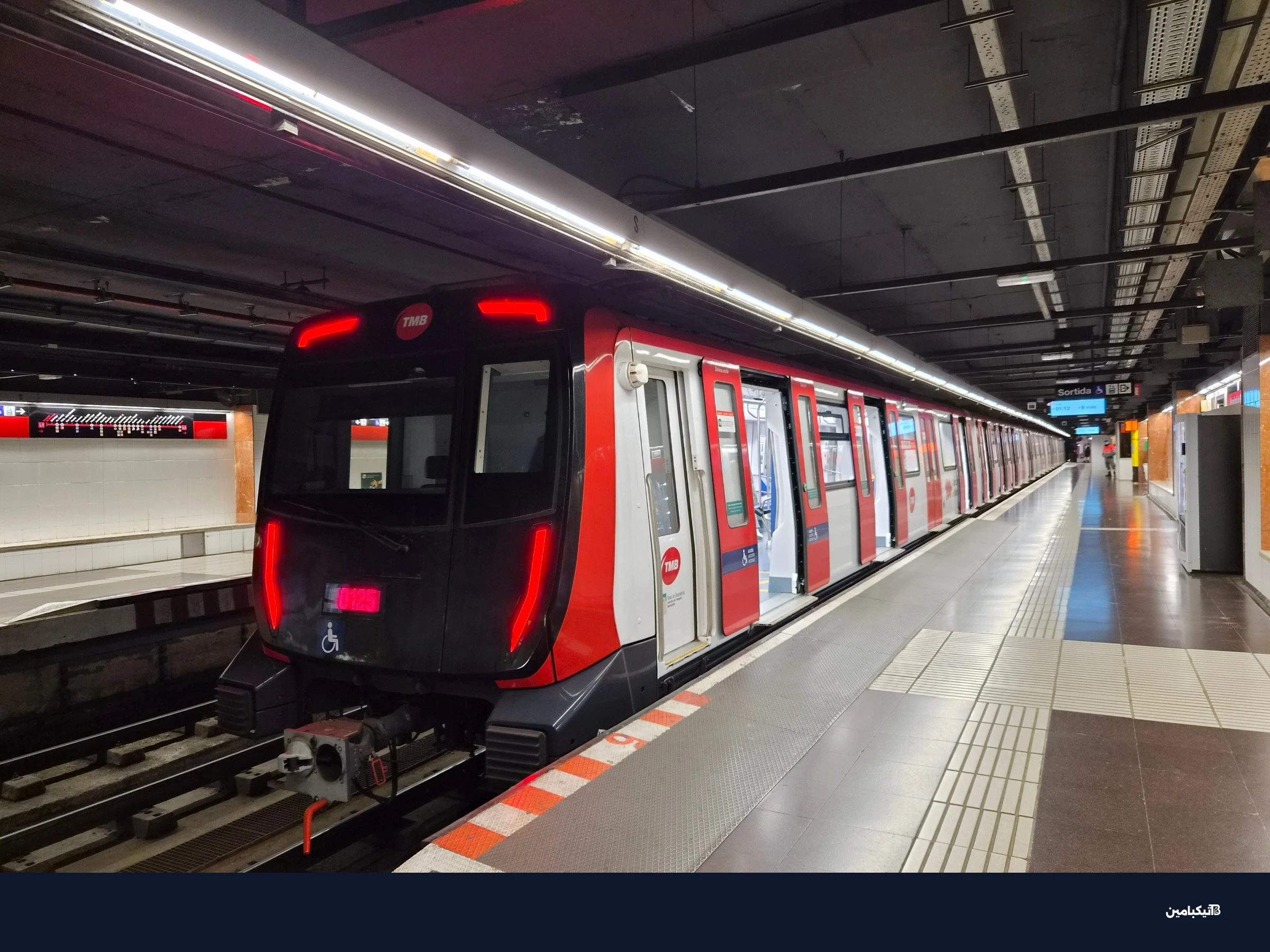 صورة قطار مترو برشلونة ليلاً التقطت بكاميرا سامسونج Galaxy S26 الرئيسية