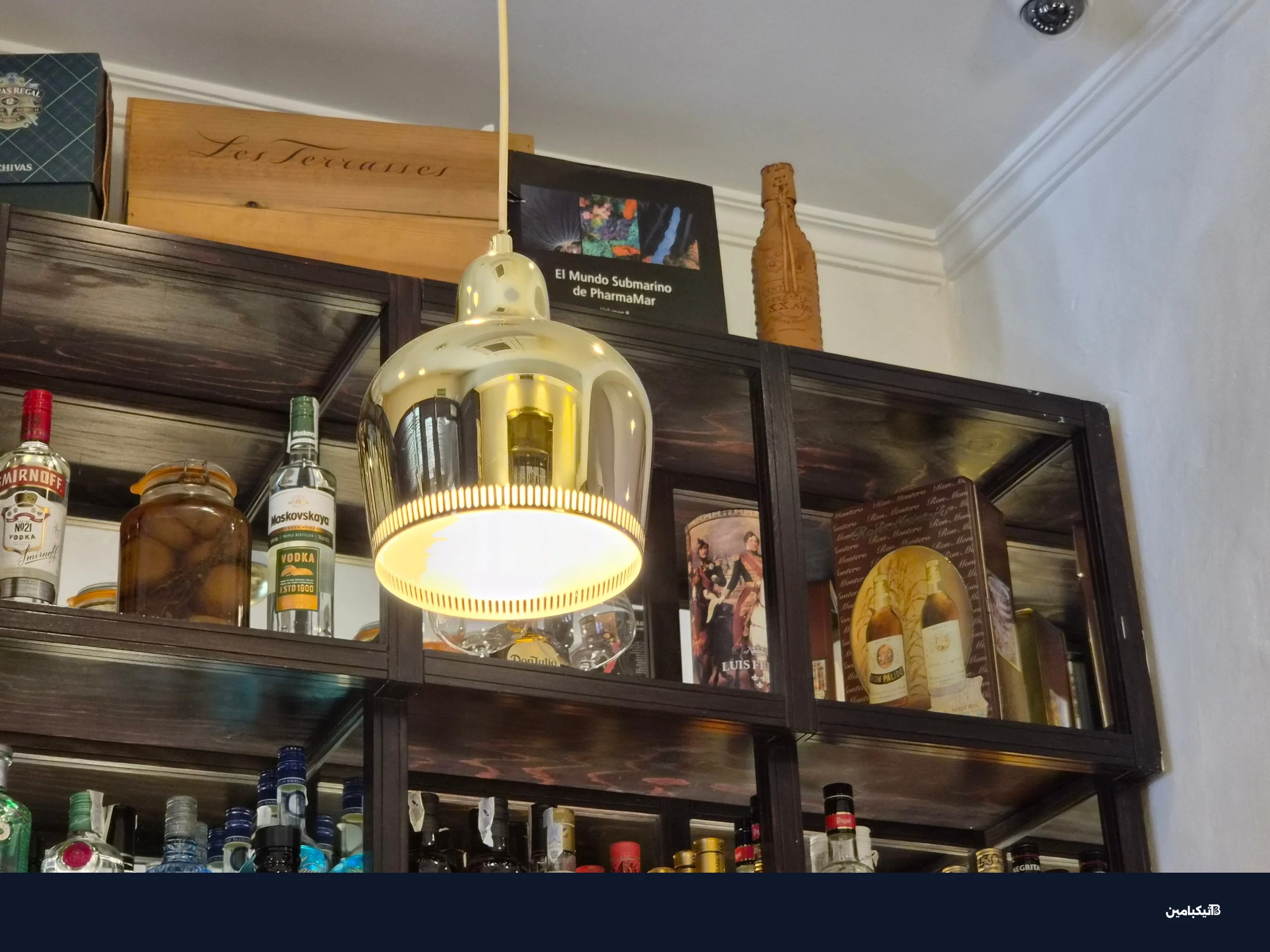 صورة مصباح في مطعم التقطت بكاميرا سامسونج Galaxy S26 التيليفوتو