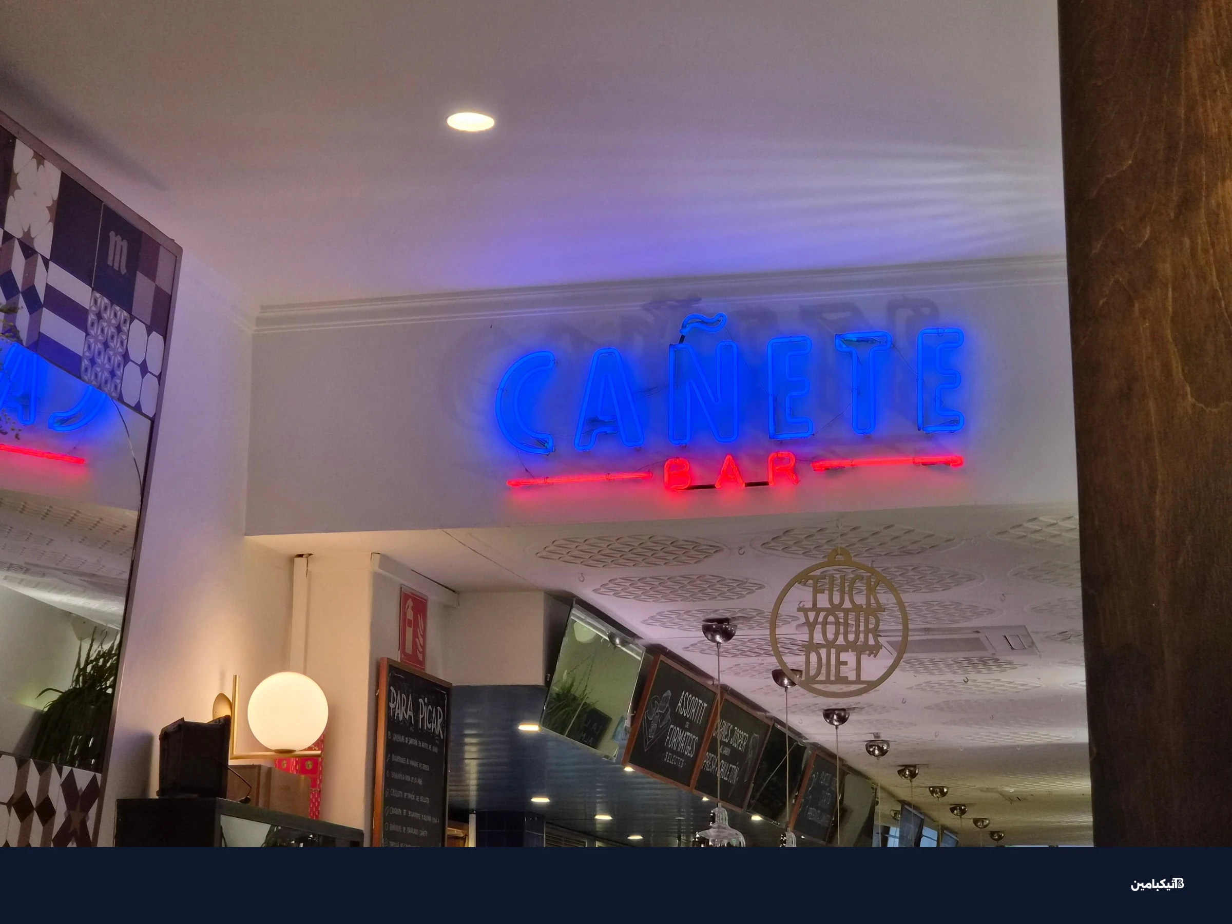 صورة لافتقة نيون في مطعم التقطت بكاميرا سامسونج Galaxy S26 التيليفوتو