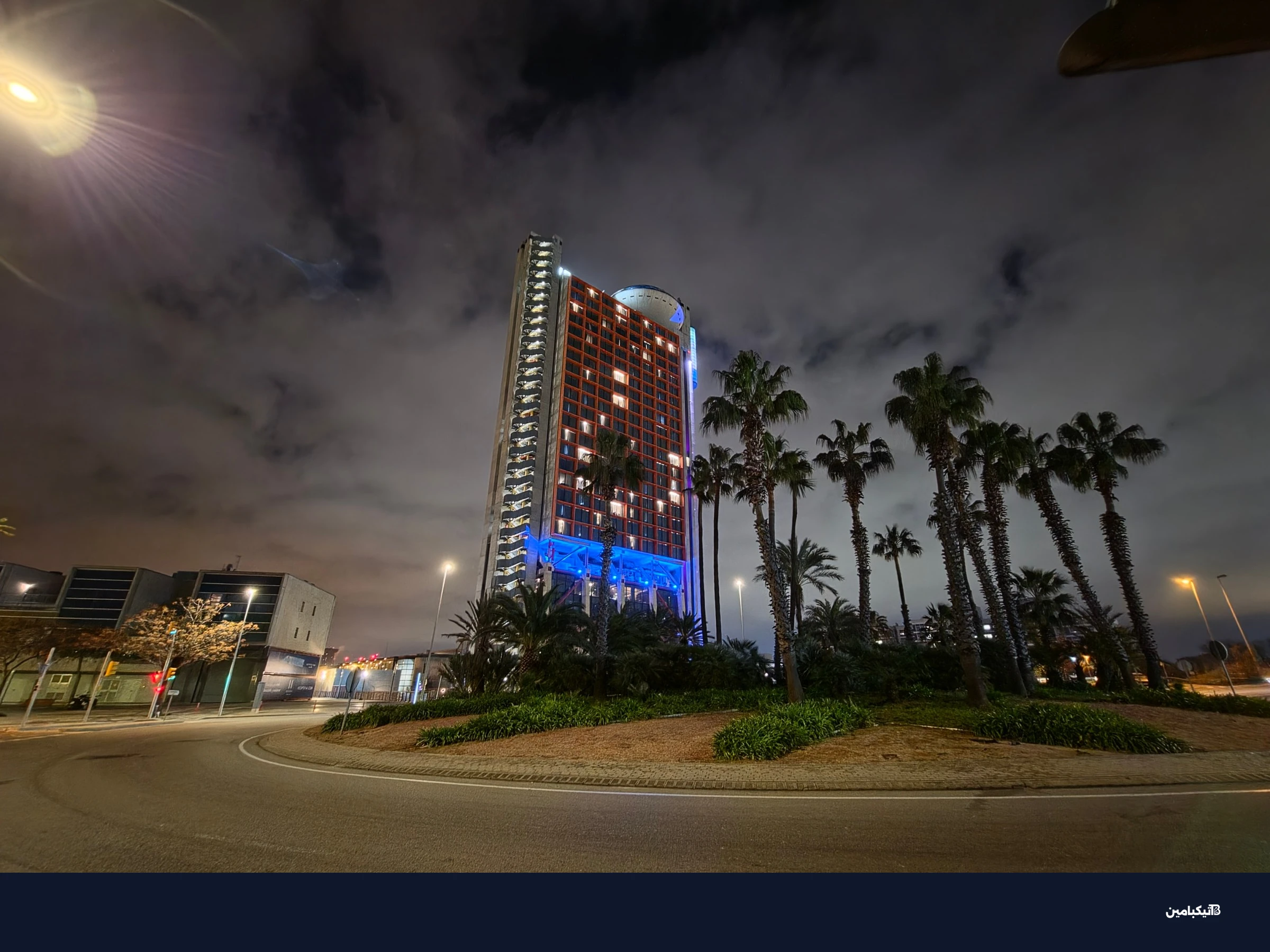 صورة مبنى غير عادي ليلاً التقطت بكاميرا سامسونج Galaxy S26 العريضة