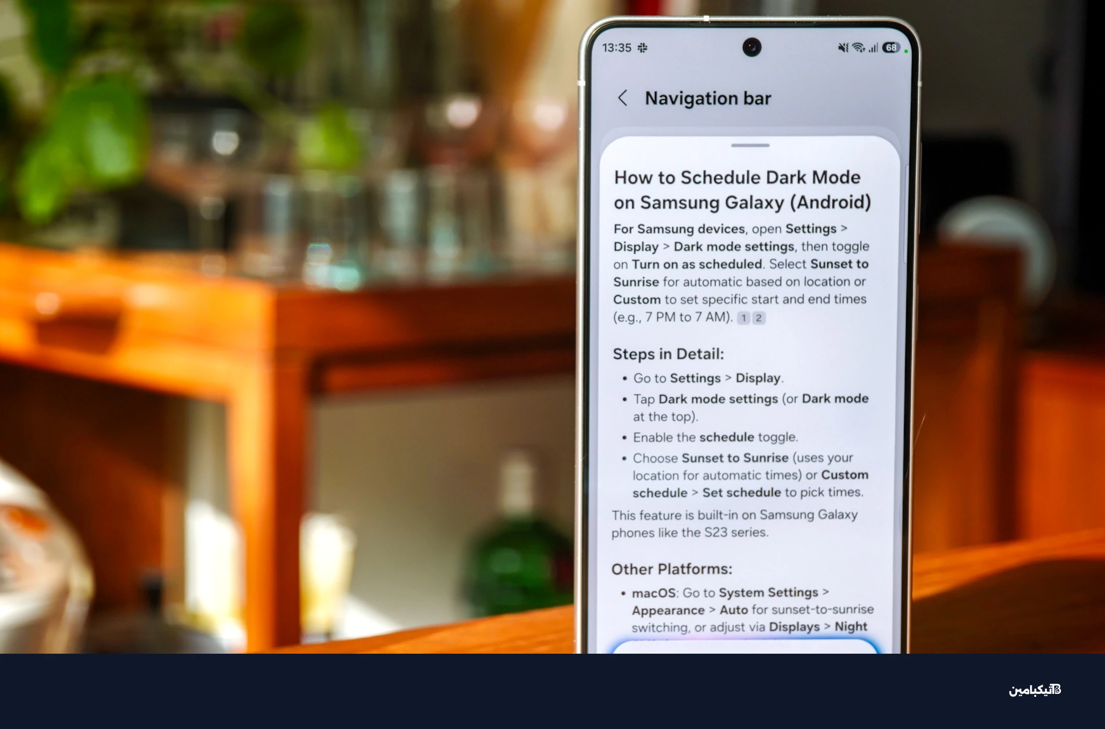 صورة مساعد Bixby بالذكاء الاصطناعي على هاتف Galaxy S26، تظهر شرحاً مفصلاً لكيفية جدولة الوضع الداكن