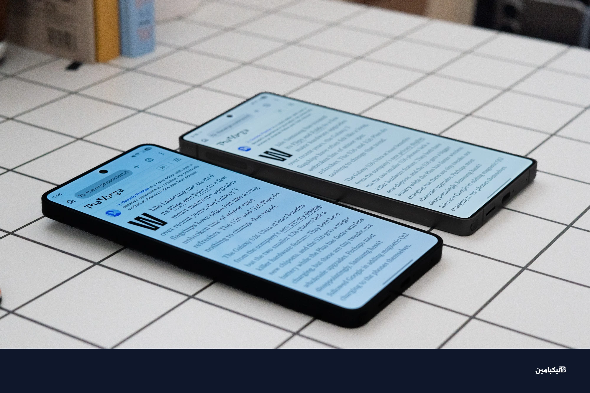 سامسونج جالاكسي S26 Ultra بجانب S25 Ultra يوضح تحول اللون على S26 عند المشاهدة من زاوية
