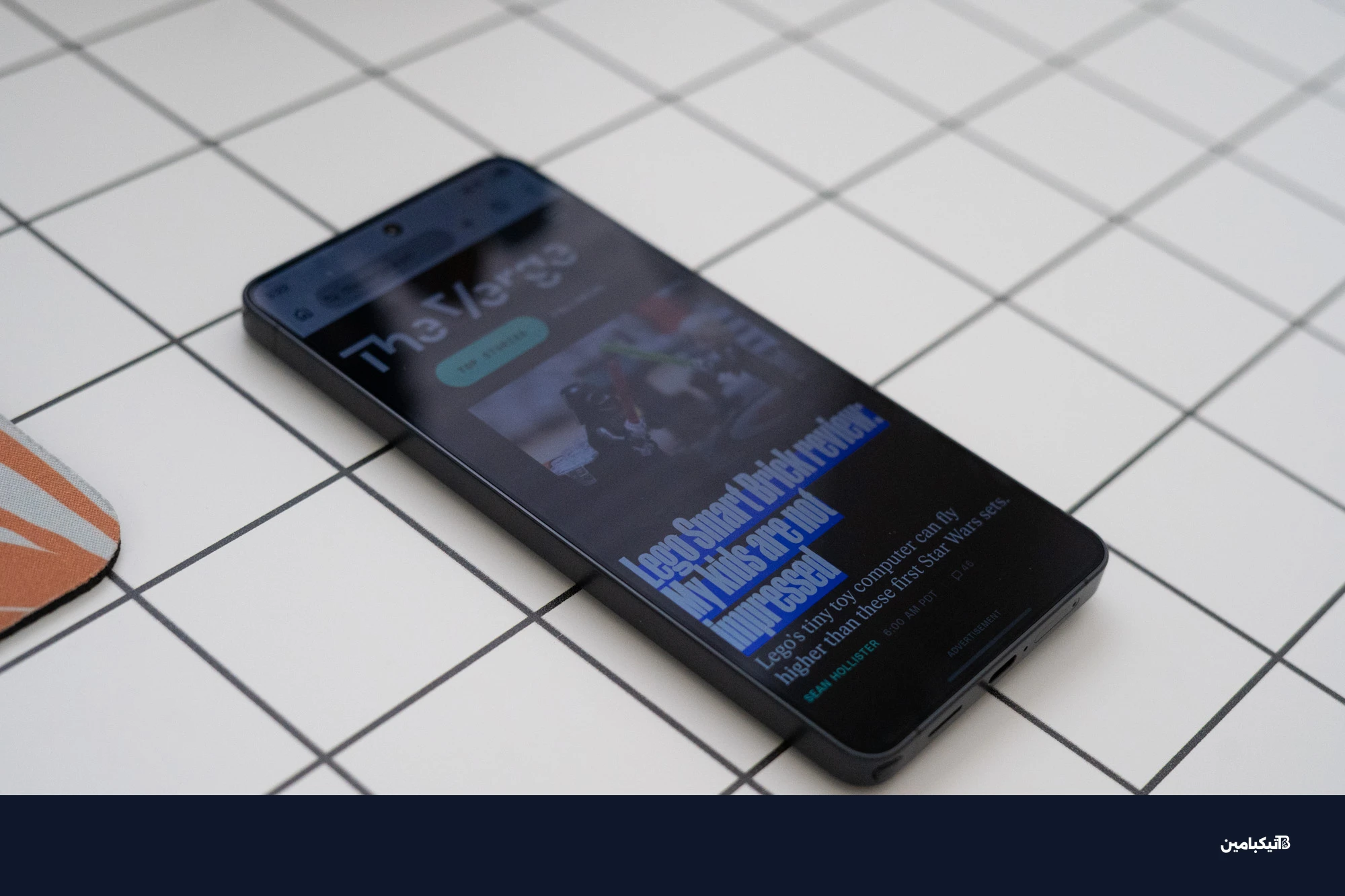 سامسونج جالاكسي S26 Ultra مع شاشة الخصوصية قيد التشغيل، الشاشة باهتة لكنها لا تزال مرئية