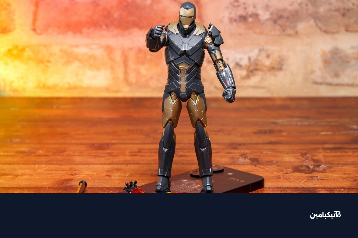 مجسم الرجل الحديدي مع الهاتف