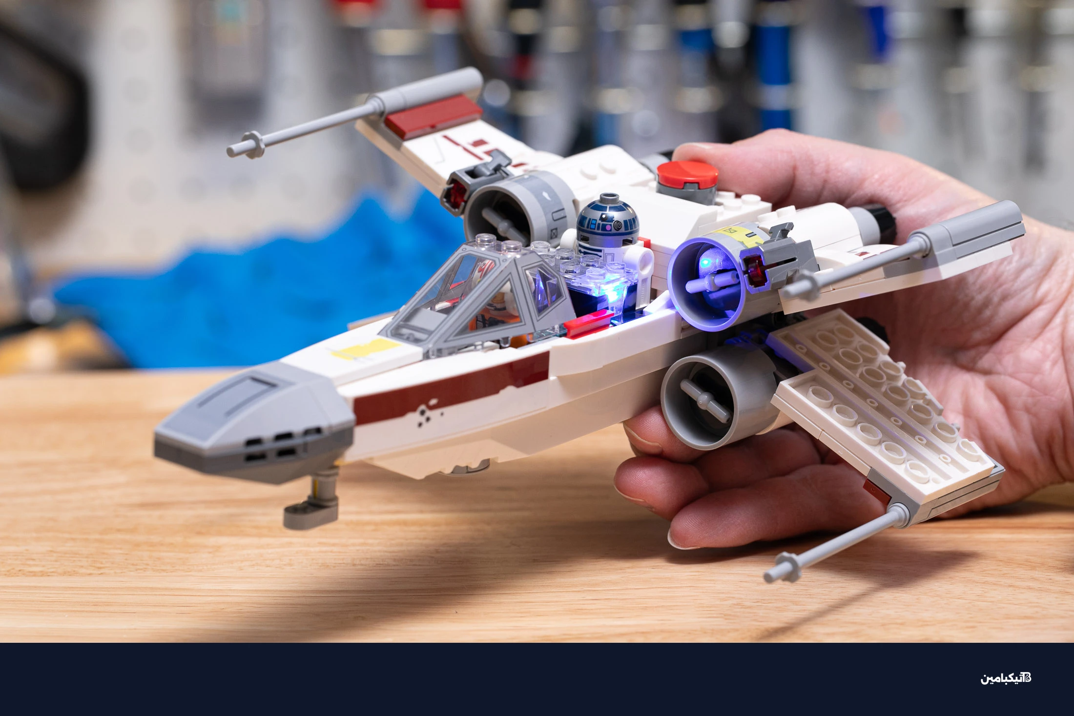 بمجرد وضع المكعب الذكي في مركبة مثل X-wing، سيومض LED ساطع باستمرار