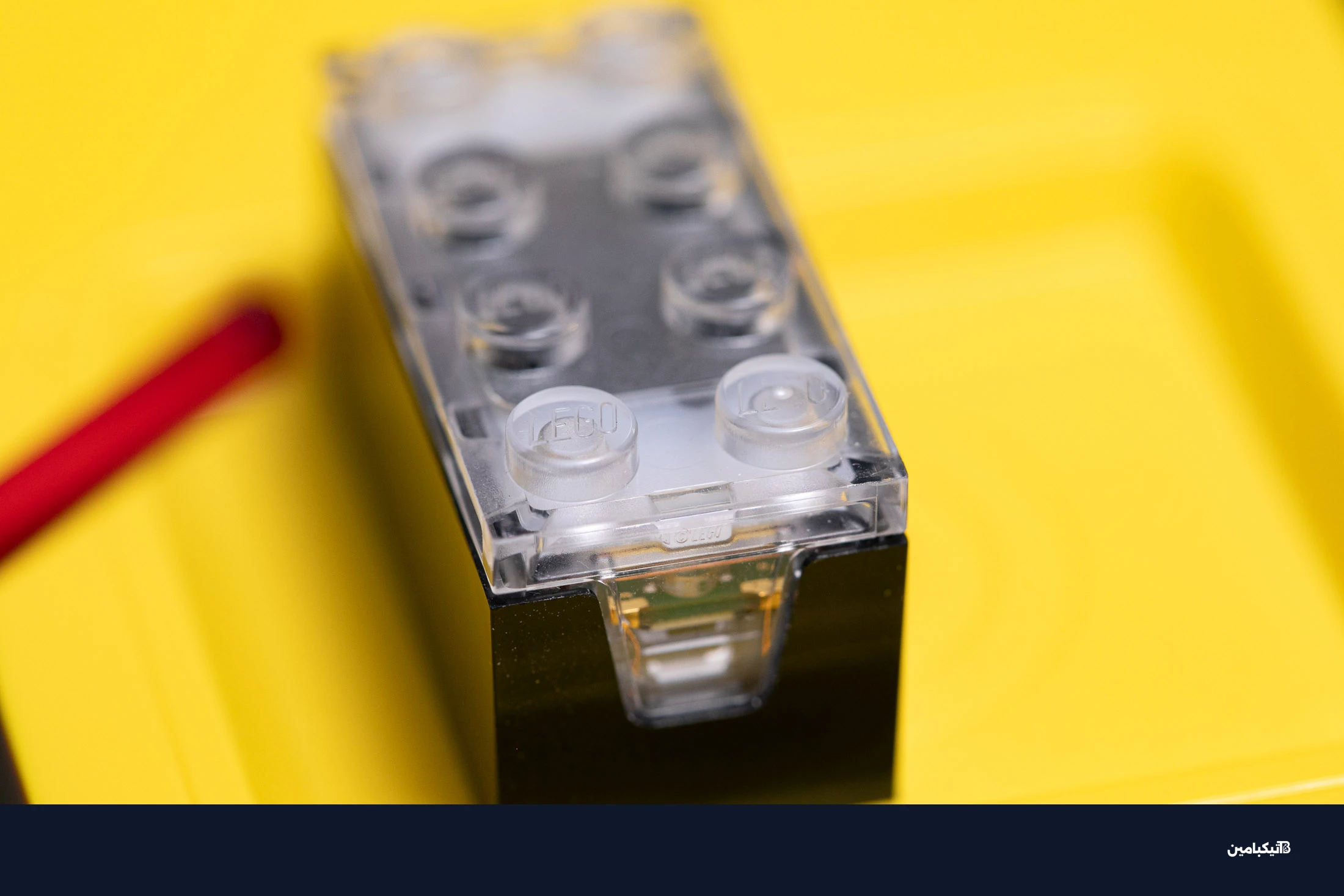 مستشعر الألوان على جانب المكعب الذكي