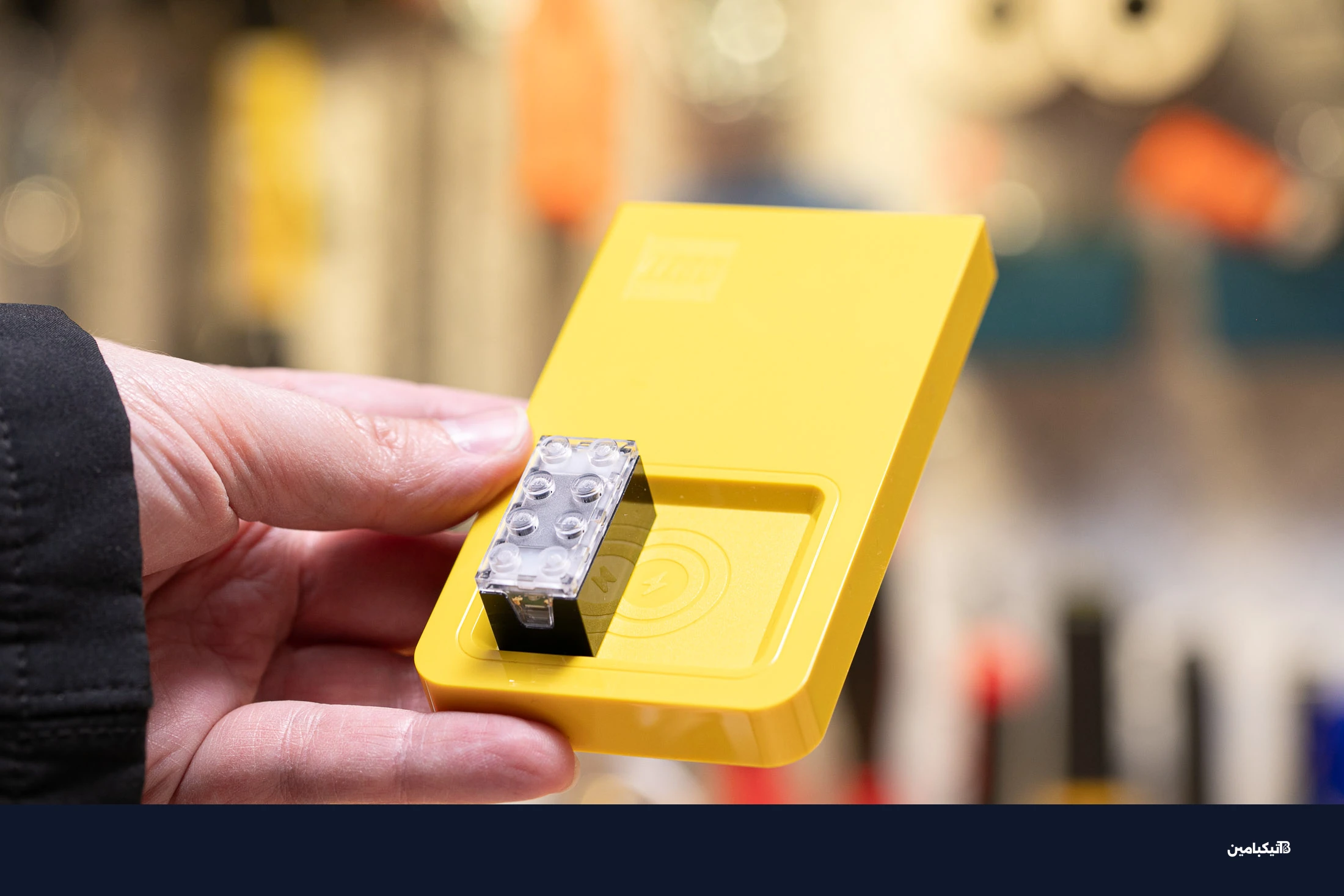 لوحة الشحن تحمل مكعبين ذكيين ولها منفذ USB-C في الخلف