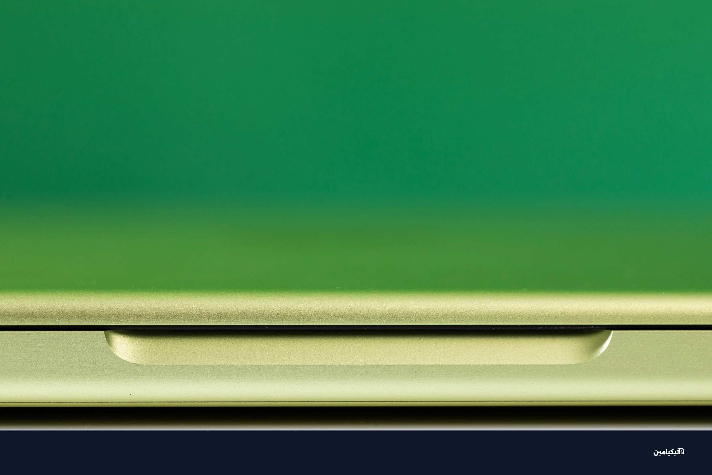 غطاء Neo يفتح بسهولة بإصبع واحد مثل أجهزة ماك بوك الأخرى