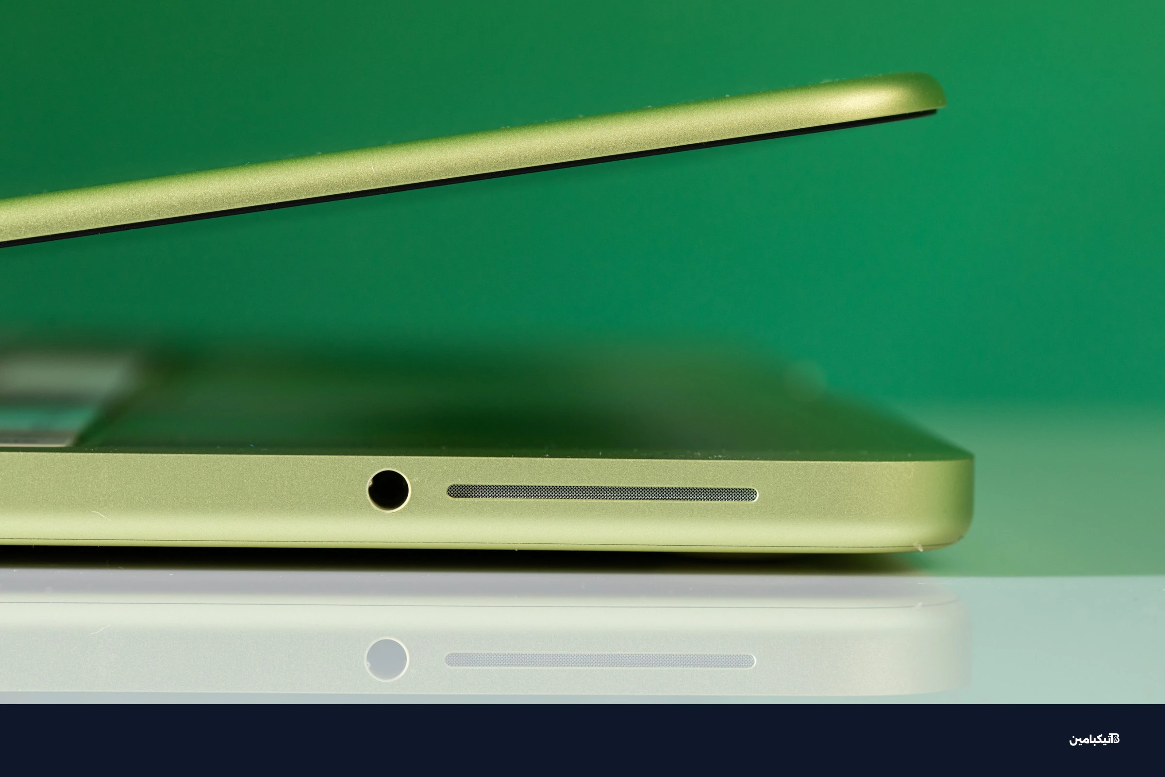 لا، هذه ليست فتحة بطاقة SD. هذه واحدة من السماعات