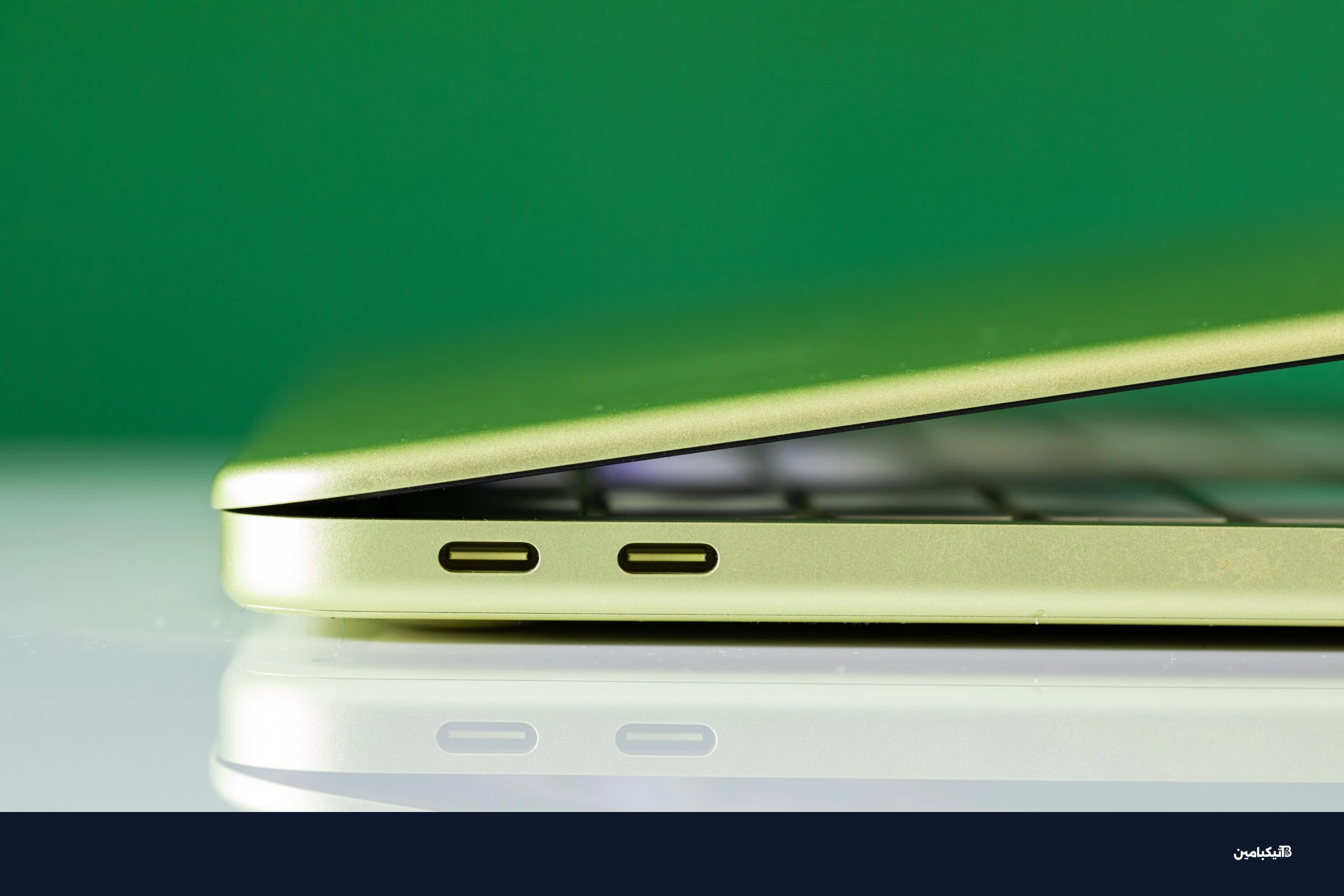 USB 3 على اليسار. USB 2.0 على اليمين. لا توجد علامات، لا يوجد معنى