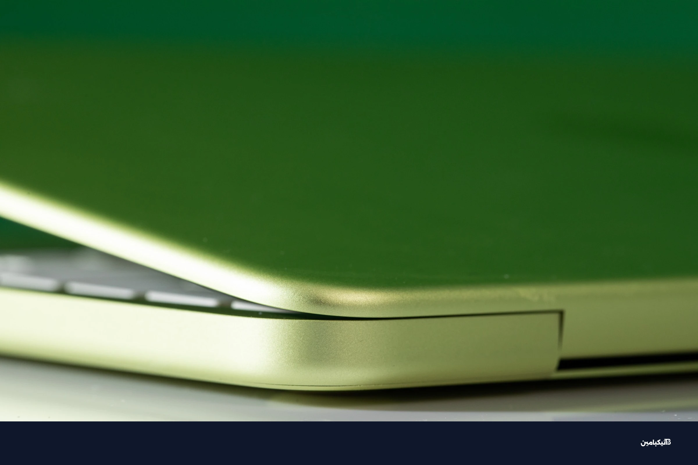 Neo يبلغ سماكة 0.5 إنش / 12.7 مم. ليس رقيقًا تمامًا مثل أي حجم من ماك بوك Air، لكنه رقيق جدًا