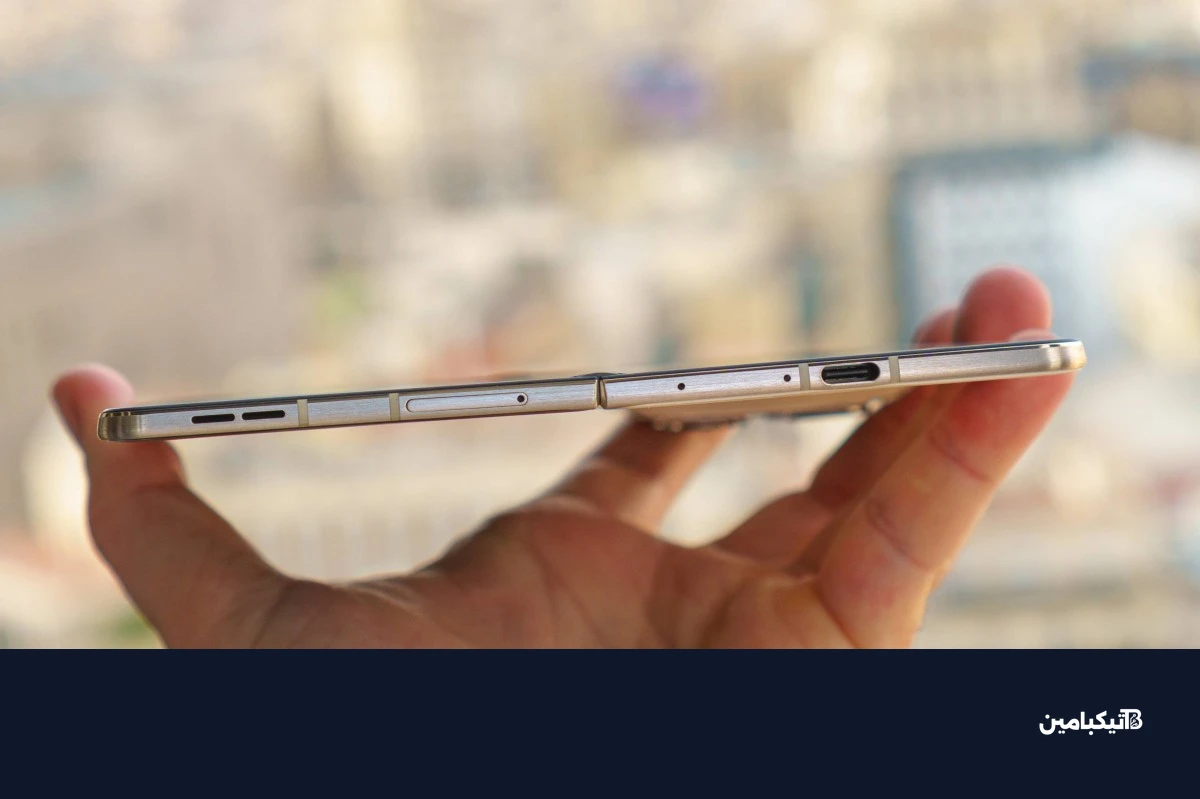 تفاصيل الأزرار والإطار المعدني في هاتف موتورولا ريزر فولد