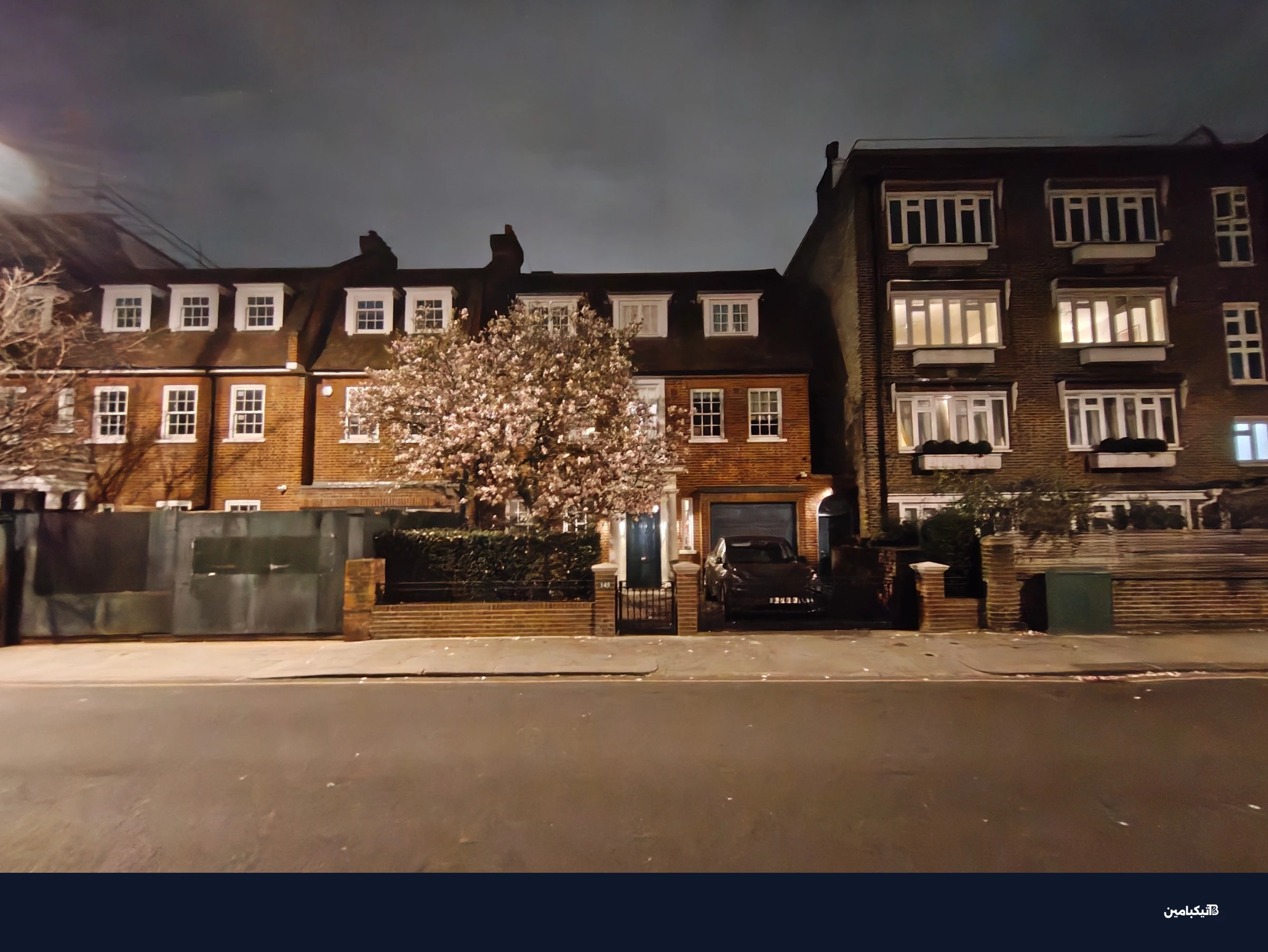 هذه اللقطة واسعة الزاوية في الإضاءة الخافتة أسوأ بكثير من مخرجات الكاميرتين الأخريين.