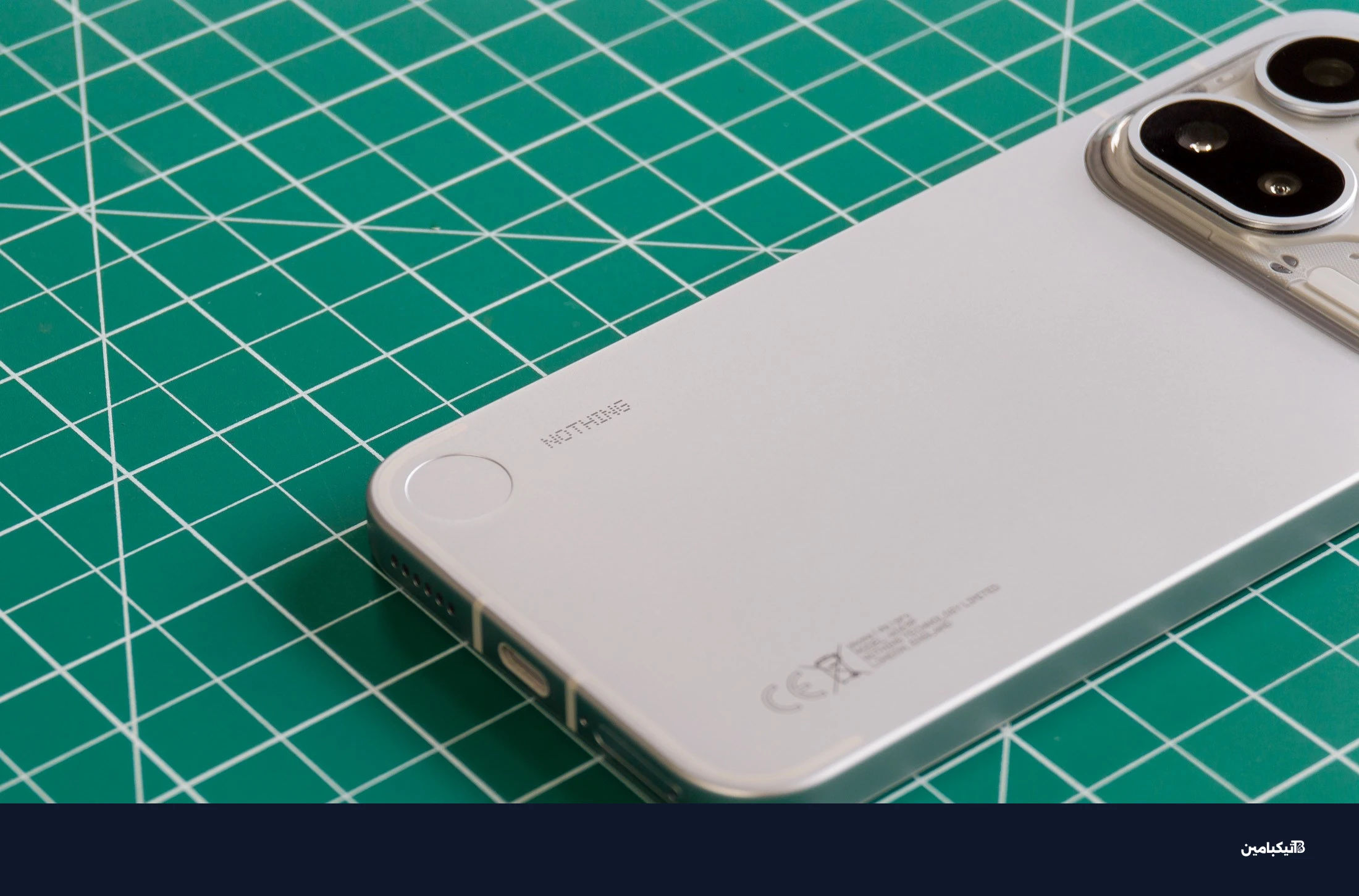 صورة لهاتف Nothing Phone 4A Pro على حصيرة خضراء تظهر شعار Nothing