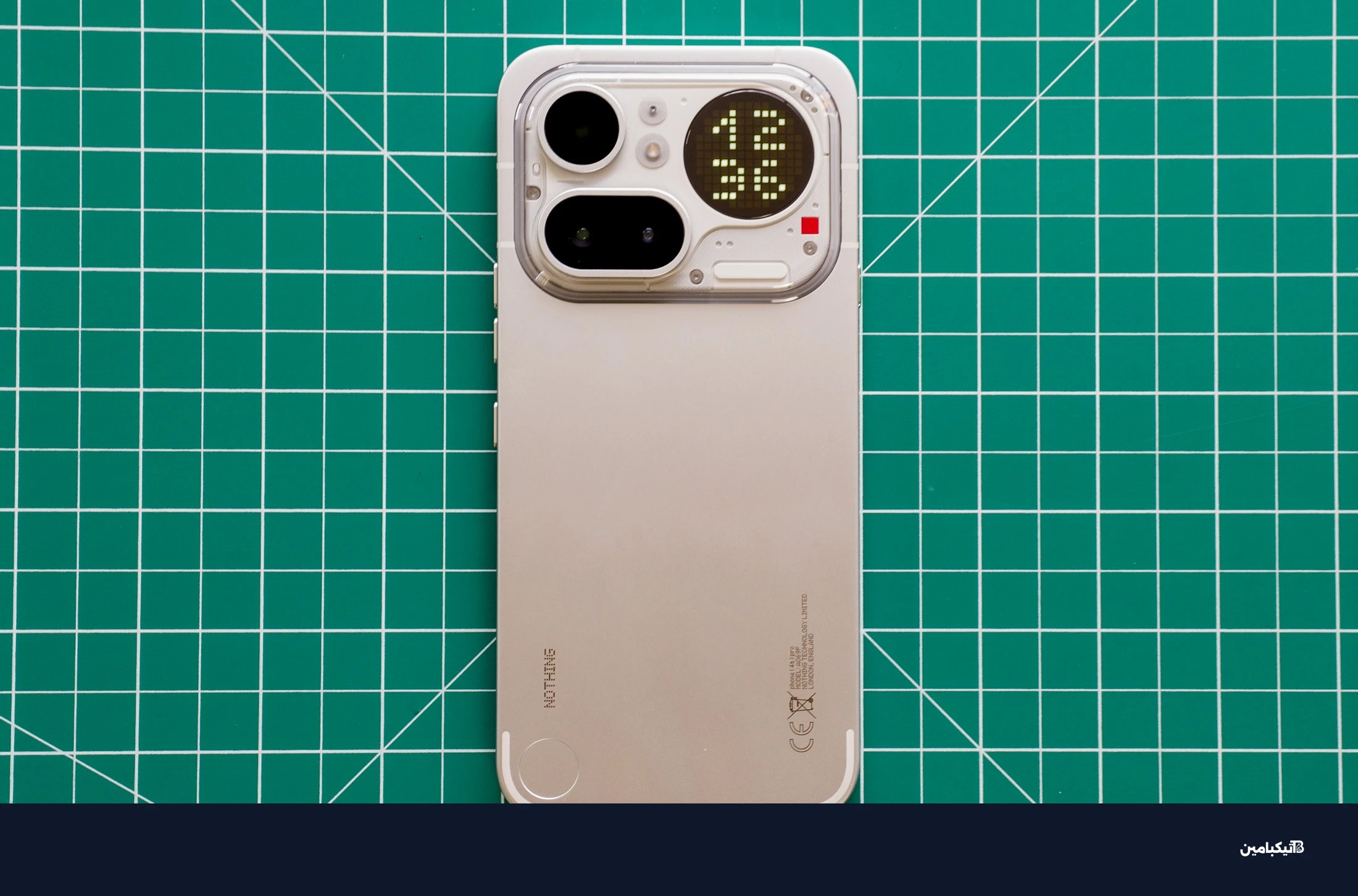 صورة لهاتف Nothing Phone 4A Pro على حصيرة خضراء مع الوقت على شاشة Glyph Matrix