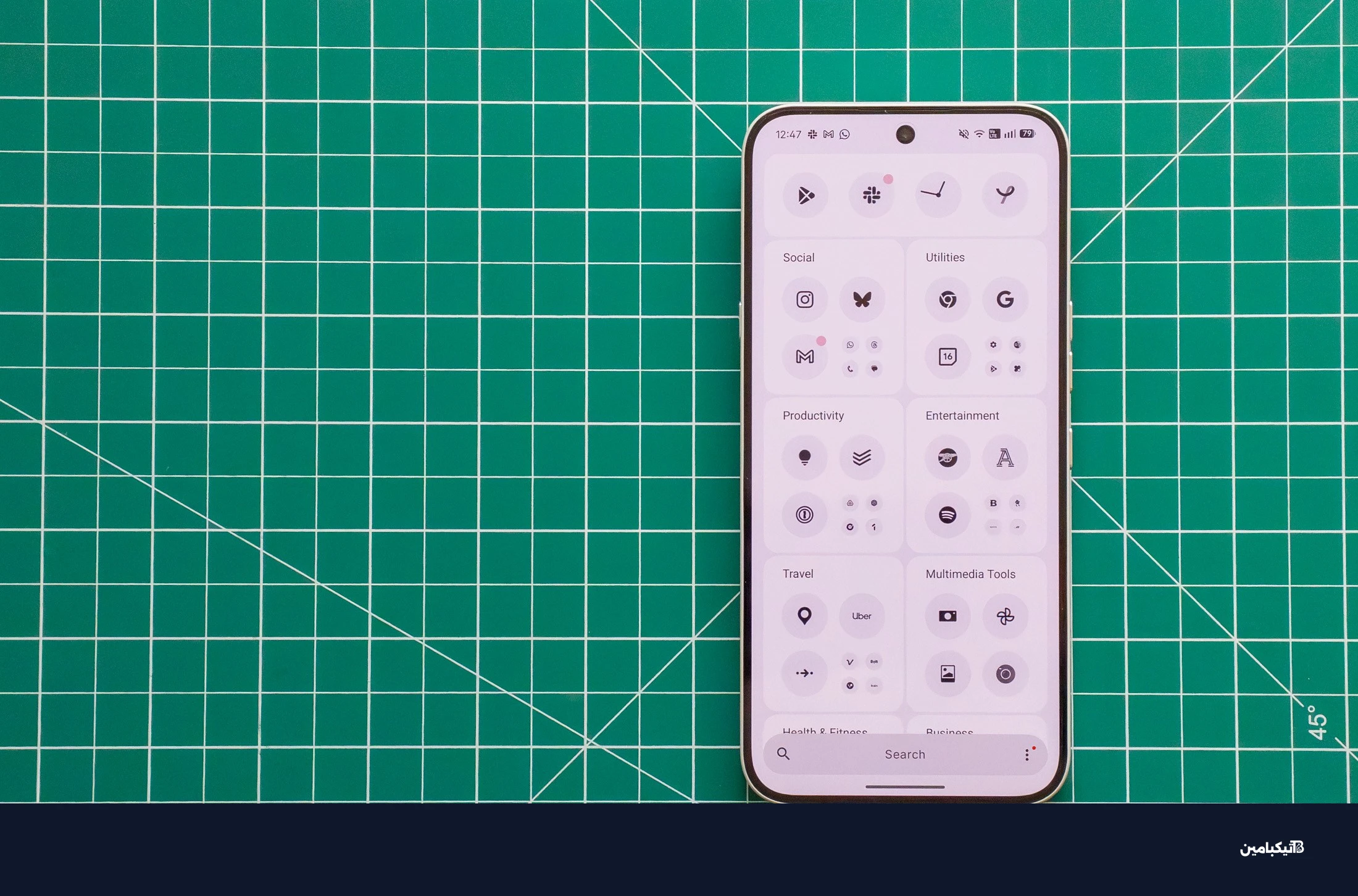 صورة لهاتف Nothing Phone 4A Pro على حصيرة خضراء تظهر درج التطبيقات أحادي اللون