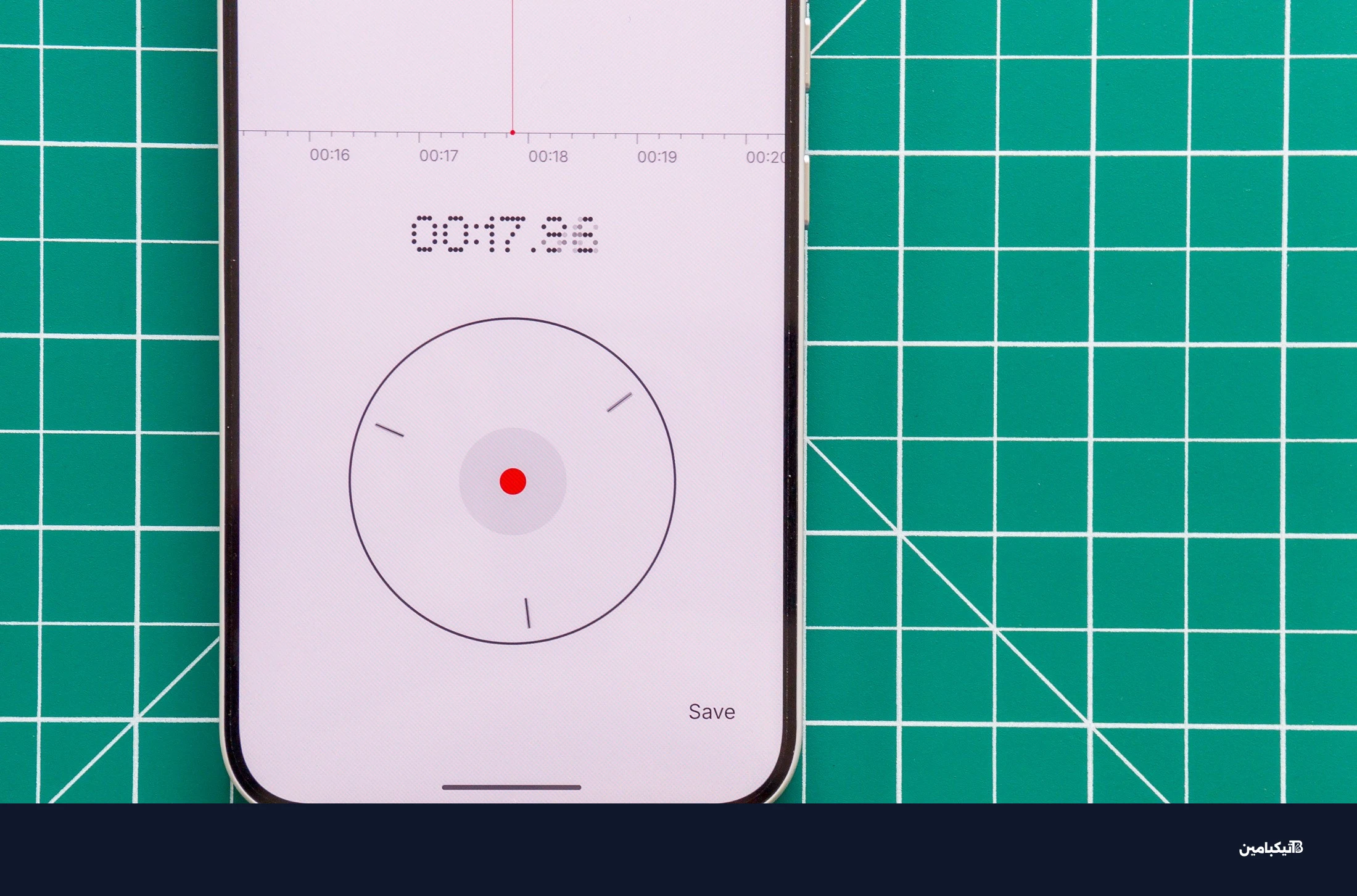صورة لهاتف Nothing Phone 4A Pro على حصيرة خضراء تظهر تطبيق المسجل