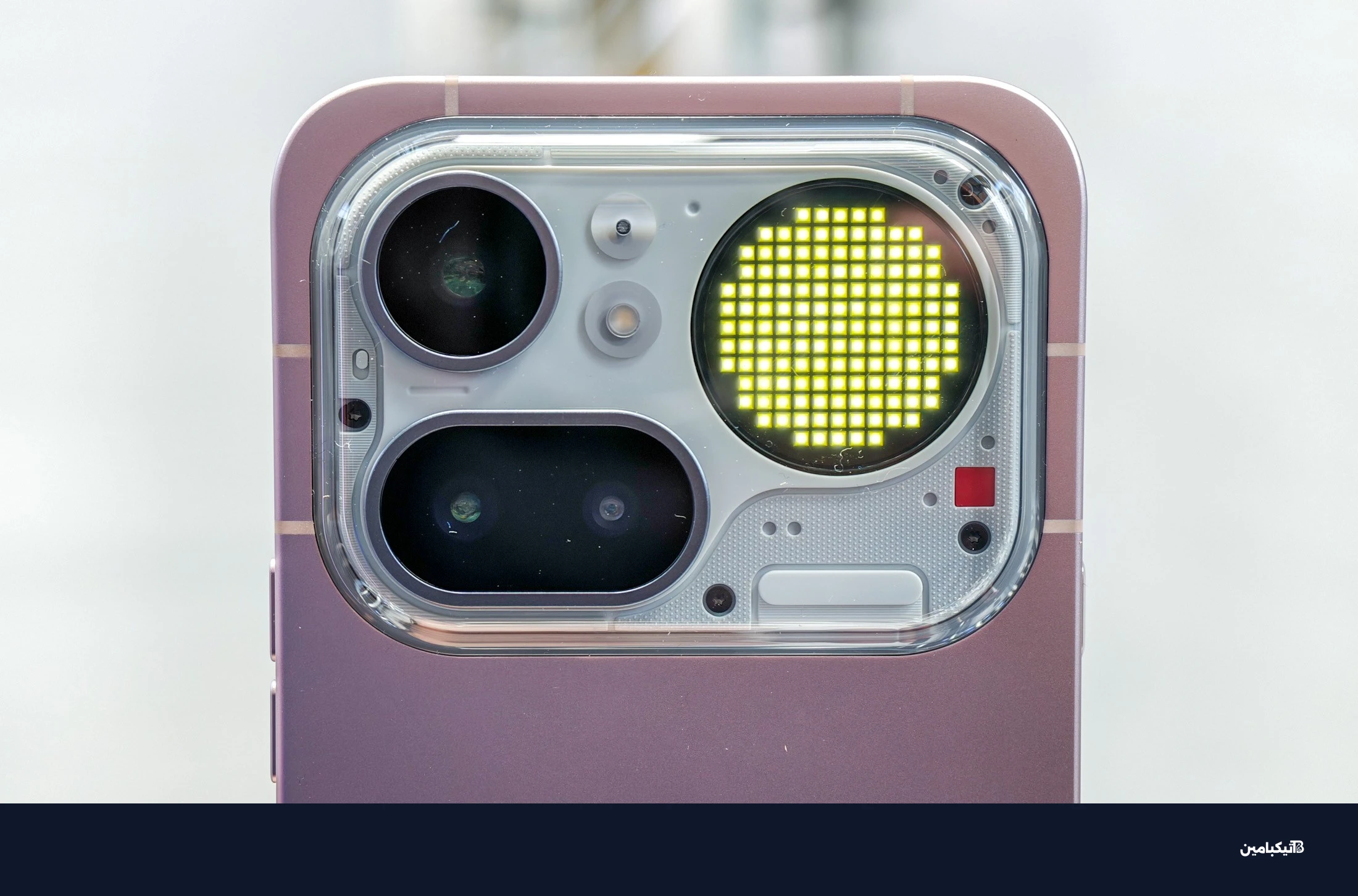 اللون الوردي لهاتف ناثينج Phone 4A Pro مع إضاءة Glyph