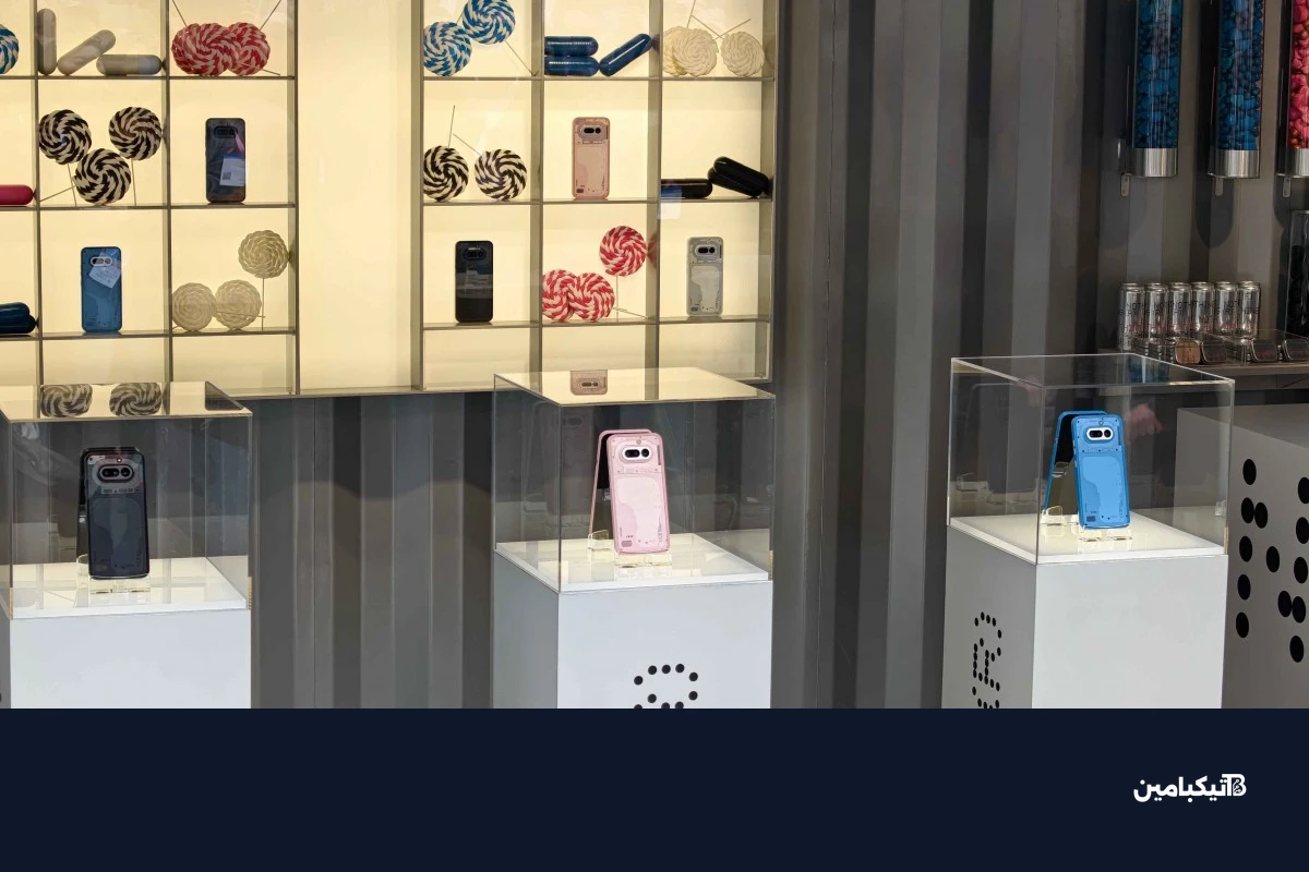 هاتف نوثينج Phone (4a) باللون الأبيض