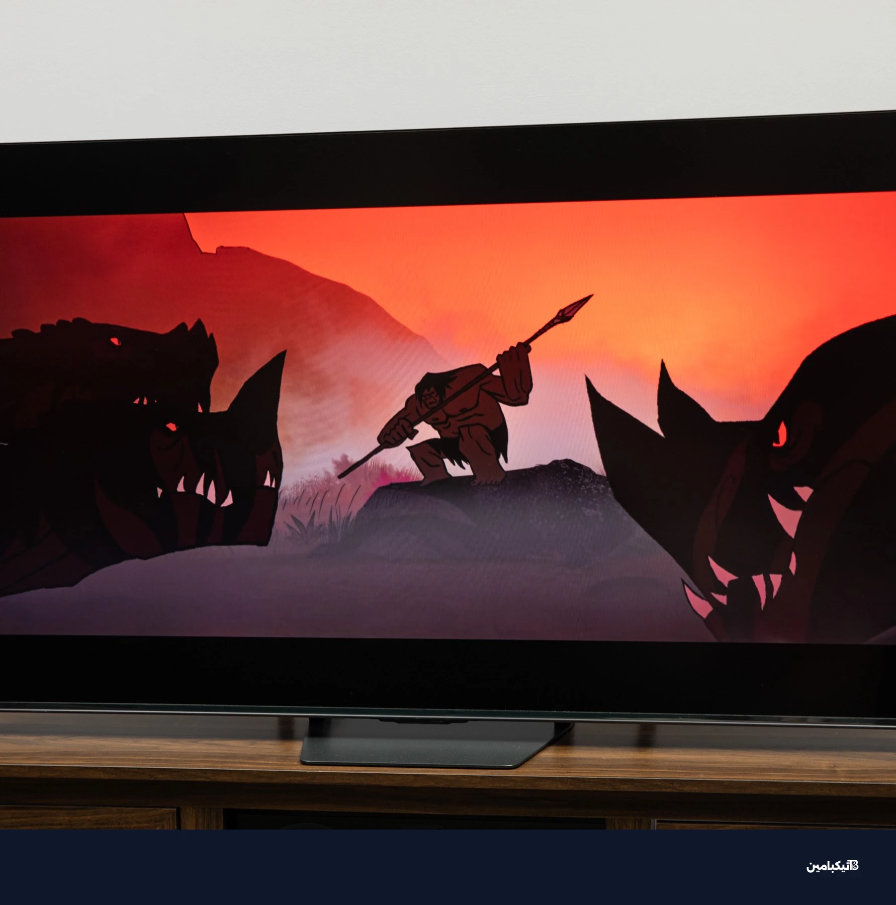 تلفزيون هايسنس U7SG mini-LED مع صورة متحركة على حامل خشبي