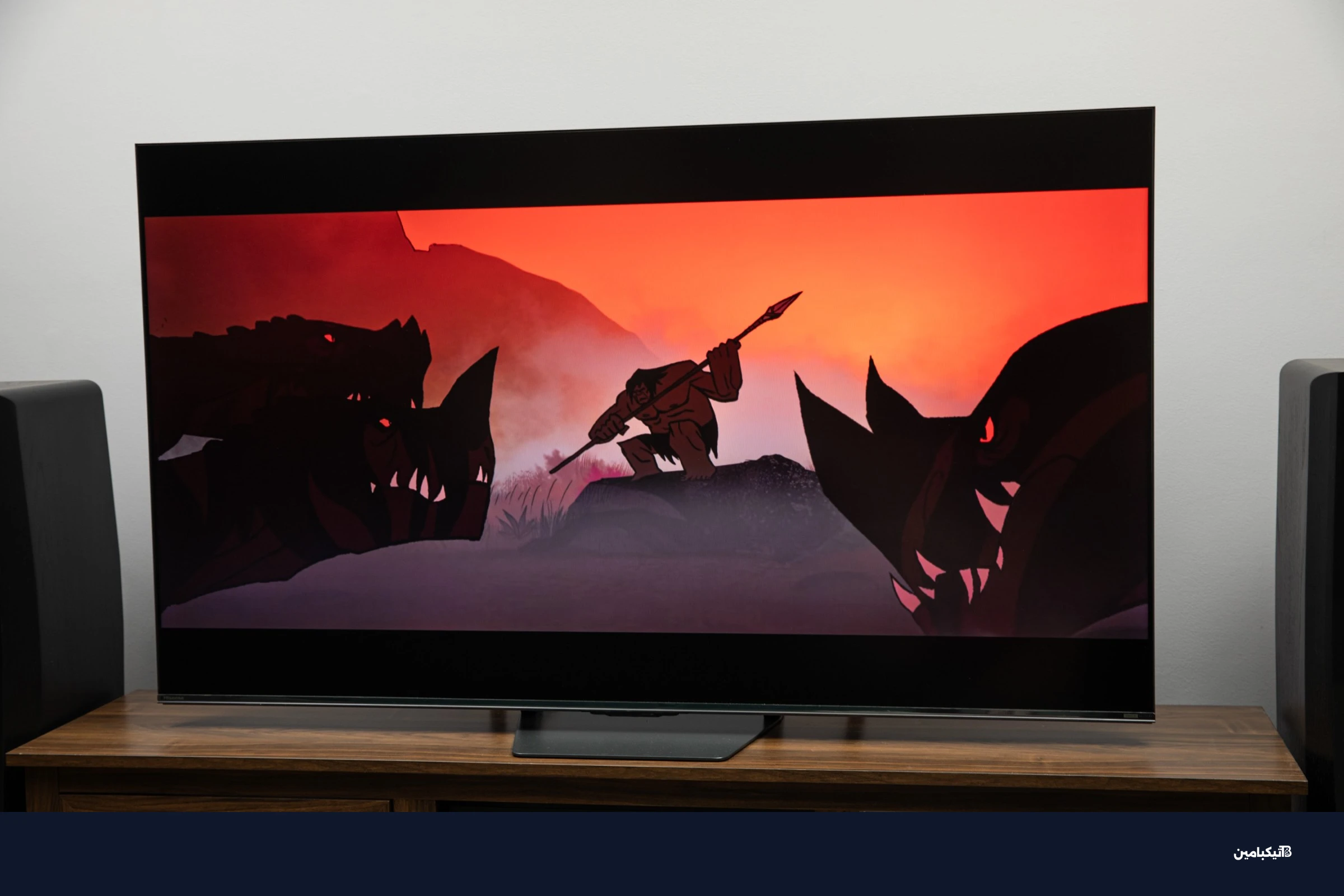 تلفزيون هايسنس U7SG mini-LED مع صورة متحركة على حامل خشبي
