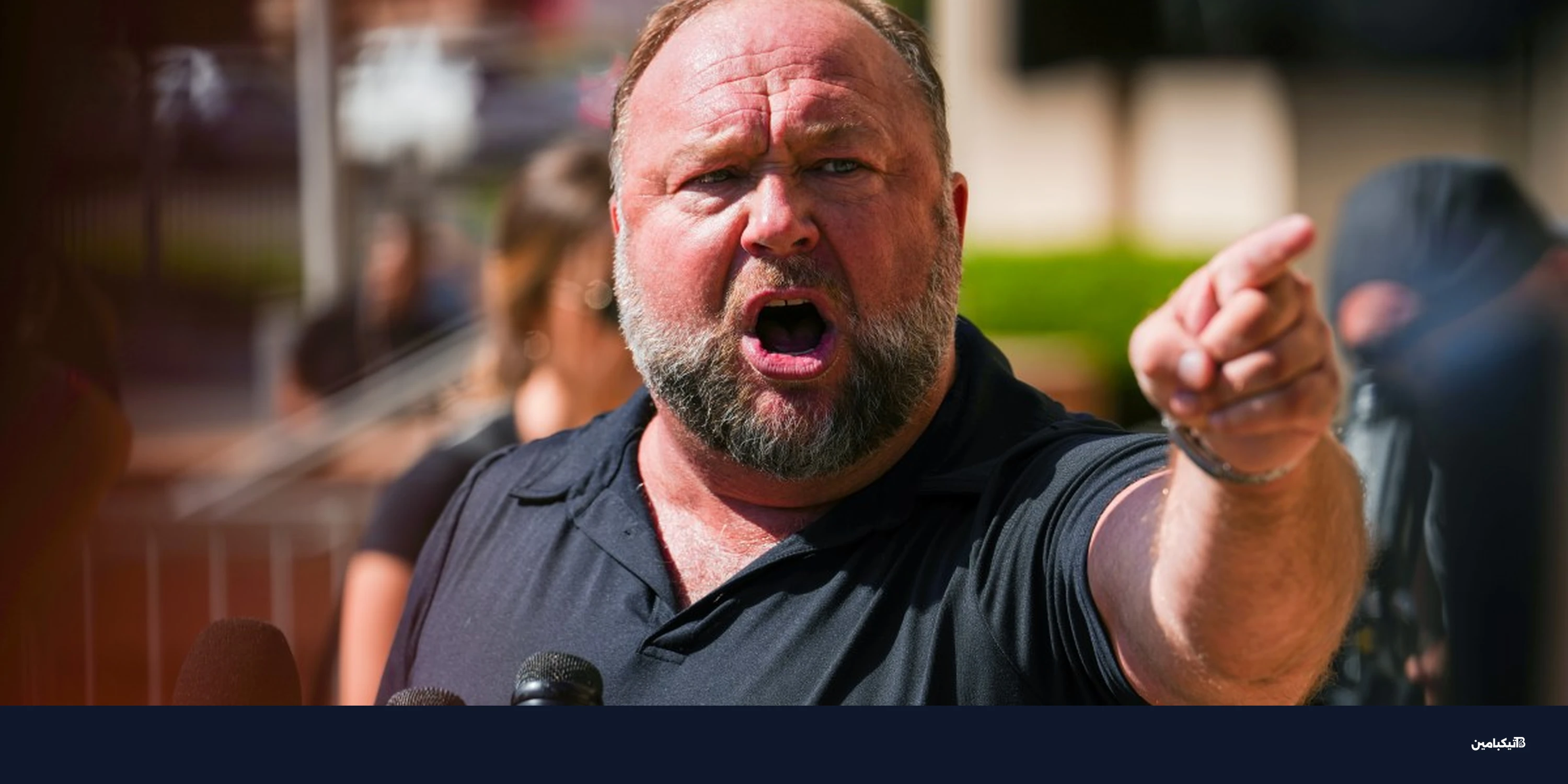 ذا أونيون تستحوذ على إنفو وورز وأليكس جونز يثير الجدل