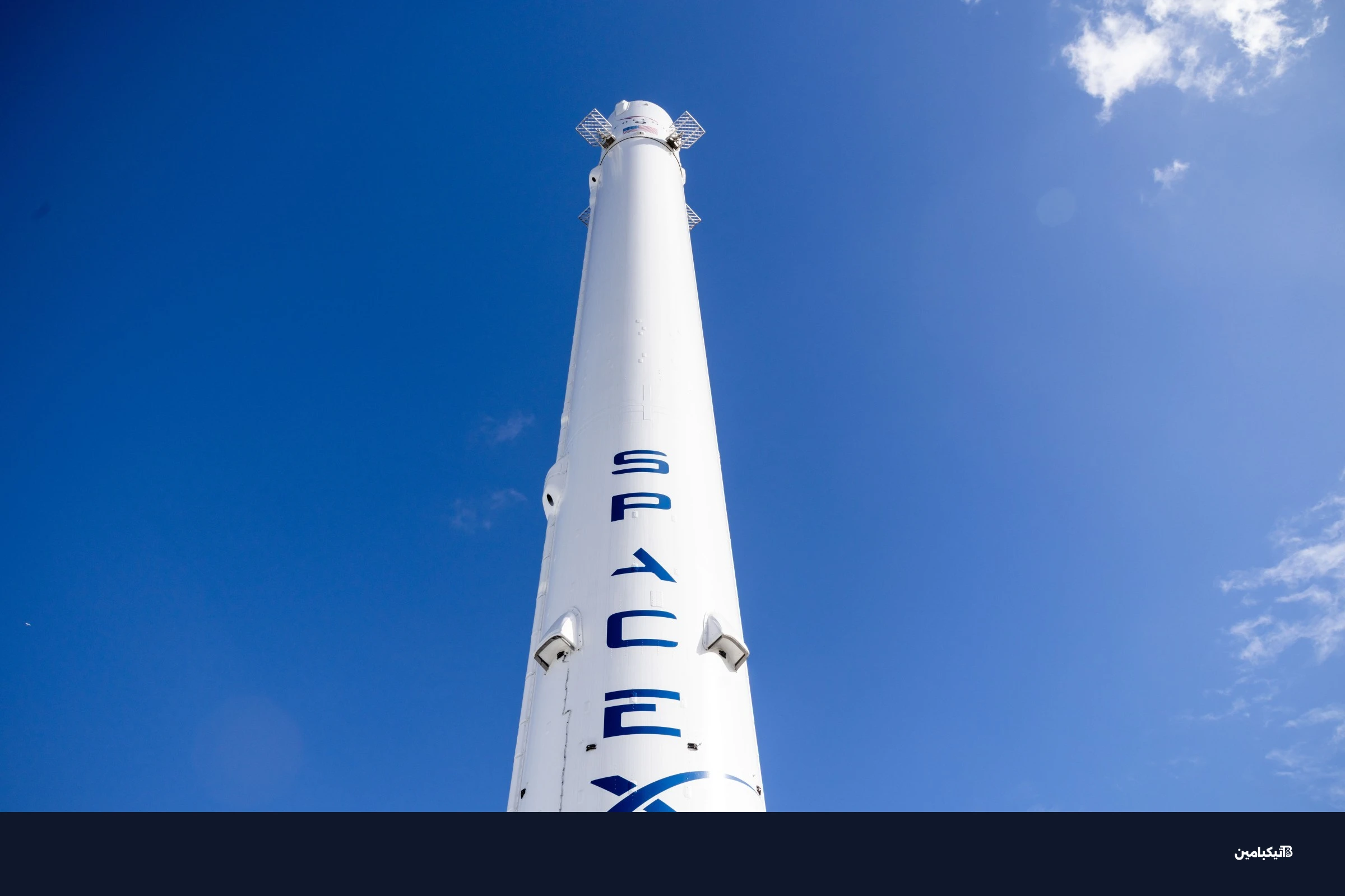 صاروخ سبيس إكس فالكون 9 المعروض خارج منشآت الشركة