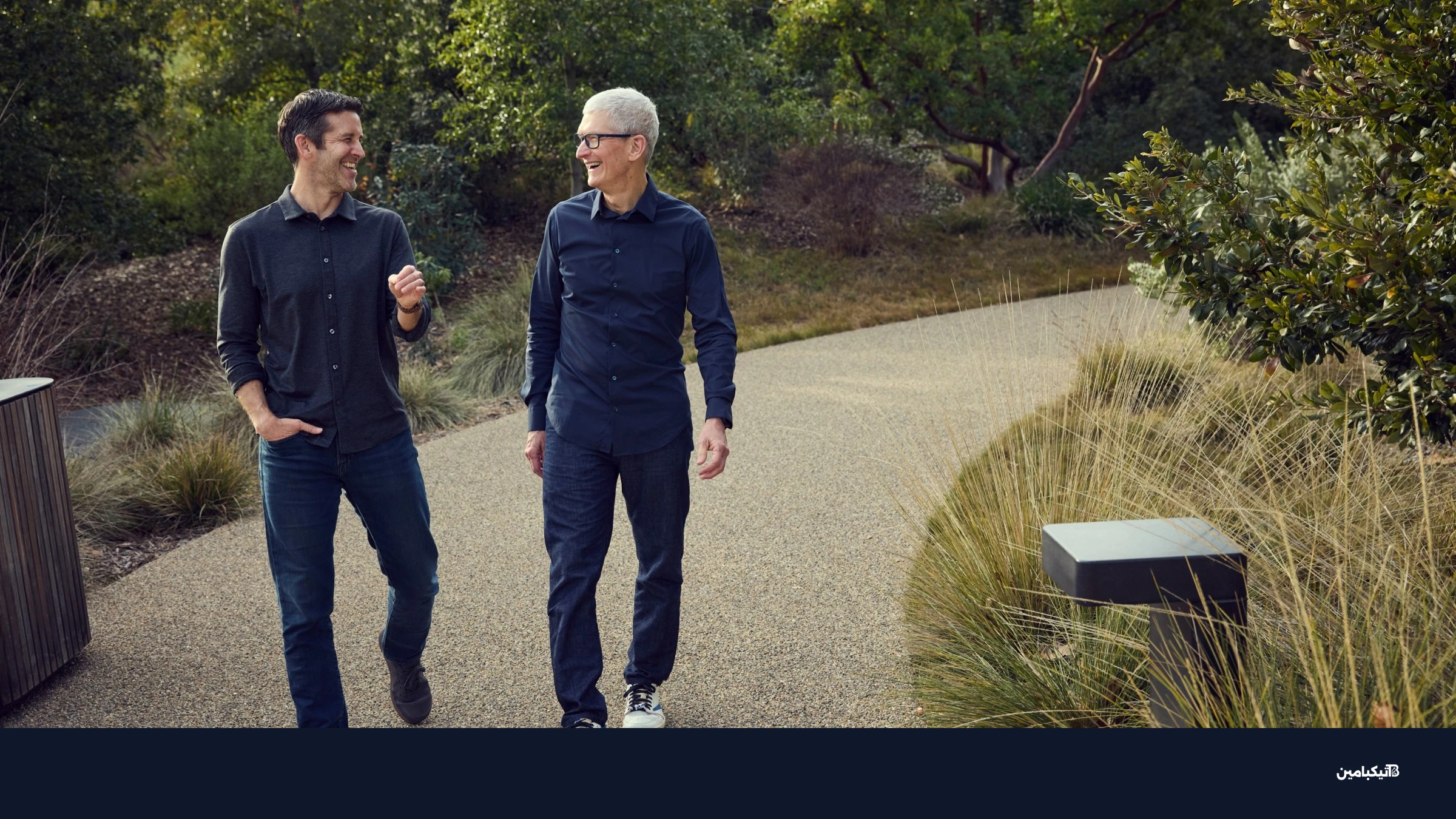 جون تيرنوس وتيم كوك يسيران معاً في مقر آبل