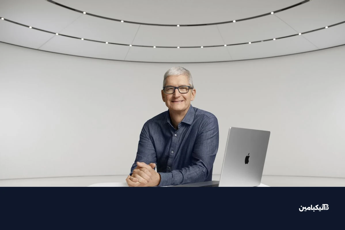 تيم كوك مع جهاز ماك بوك برو