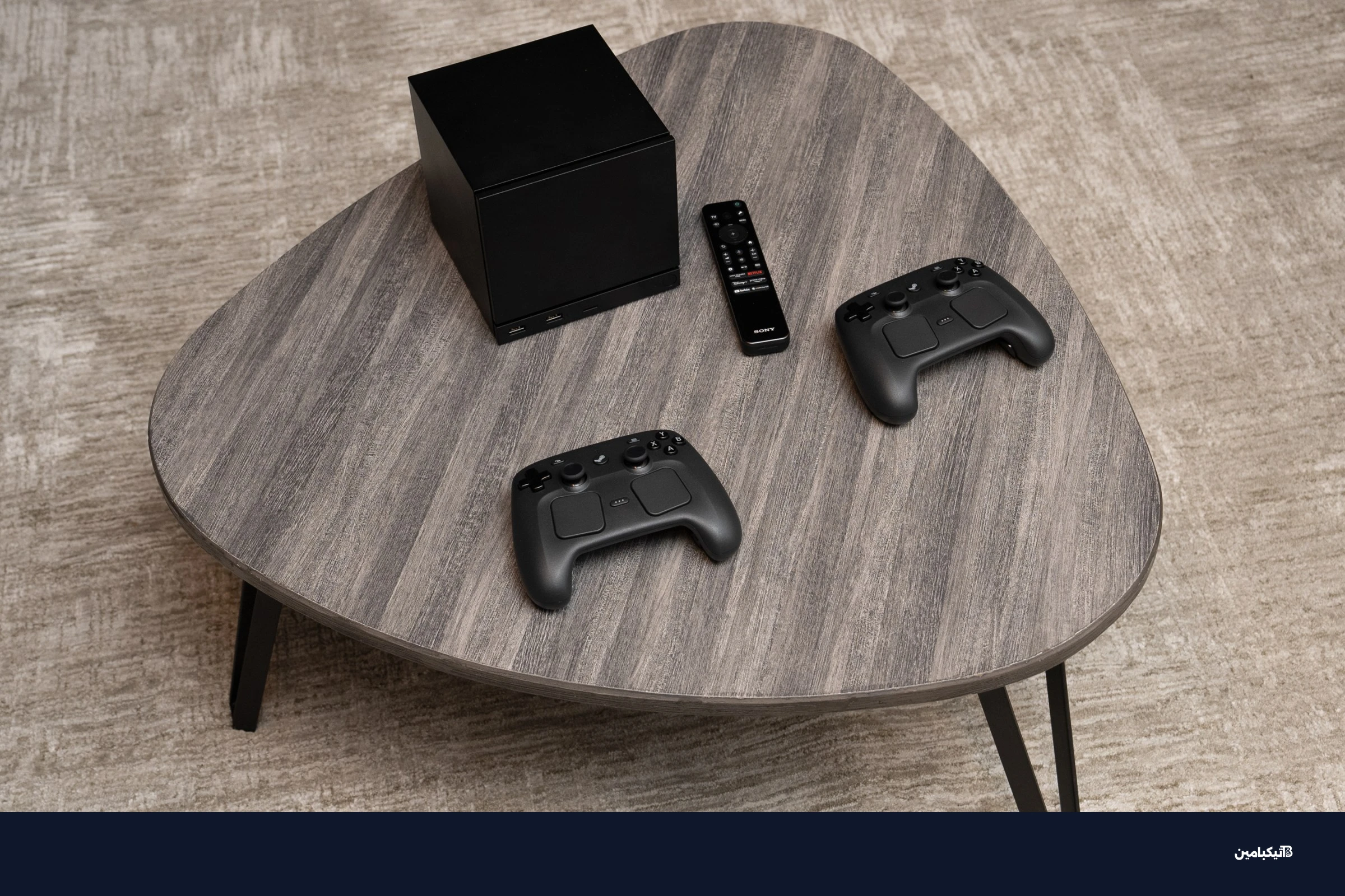 جهاز تحكم ستيم الجديد بجانب منصة ستيم ماشين