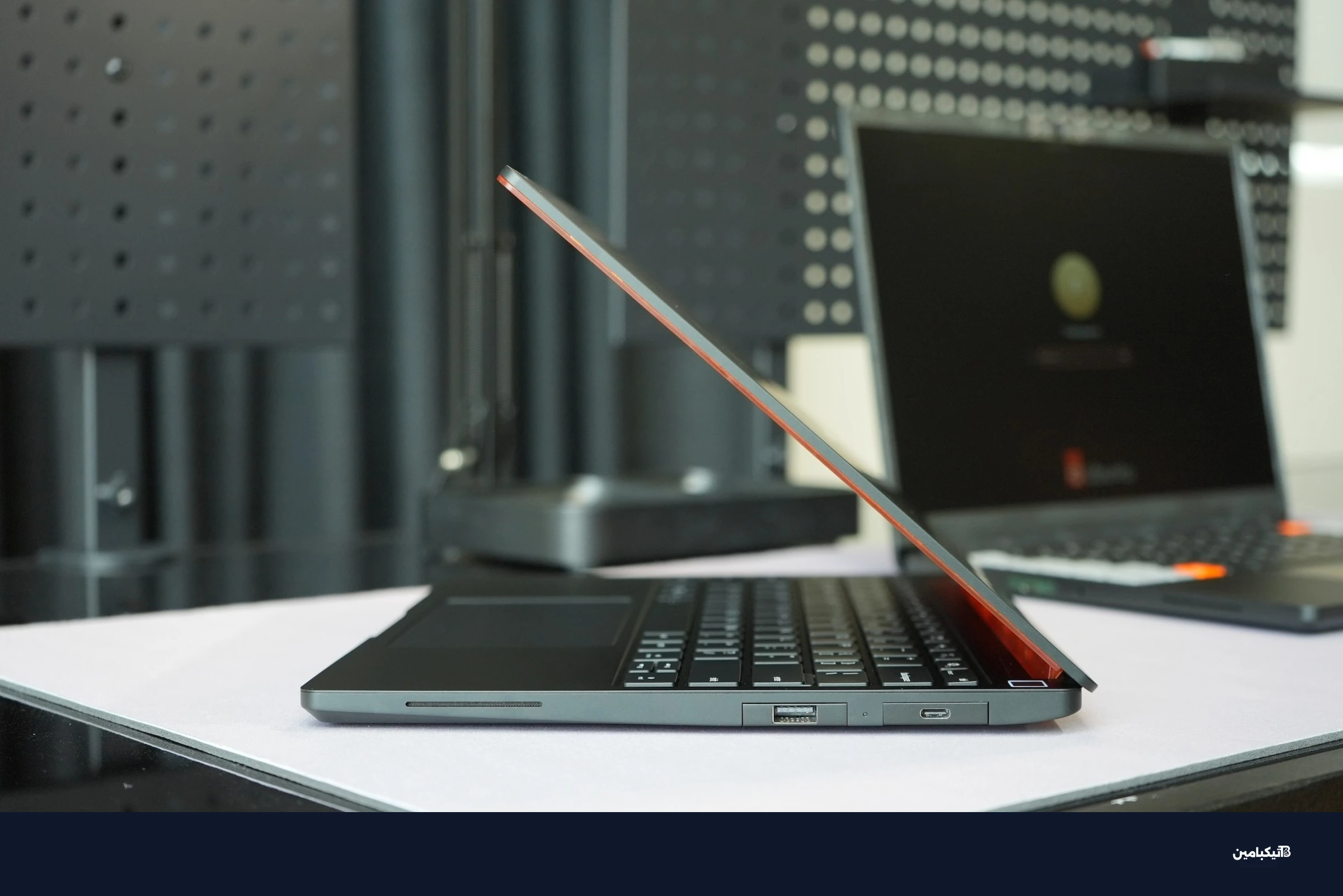 منظر جانبي يوضح مكبرات الصوت في لابتوب فريم وورك