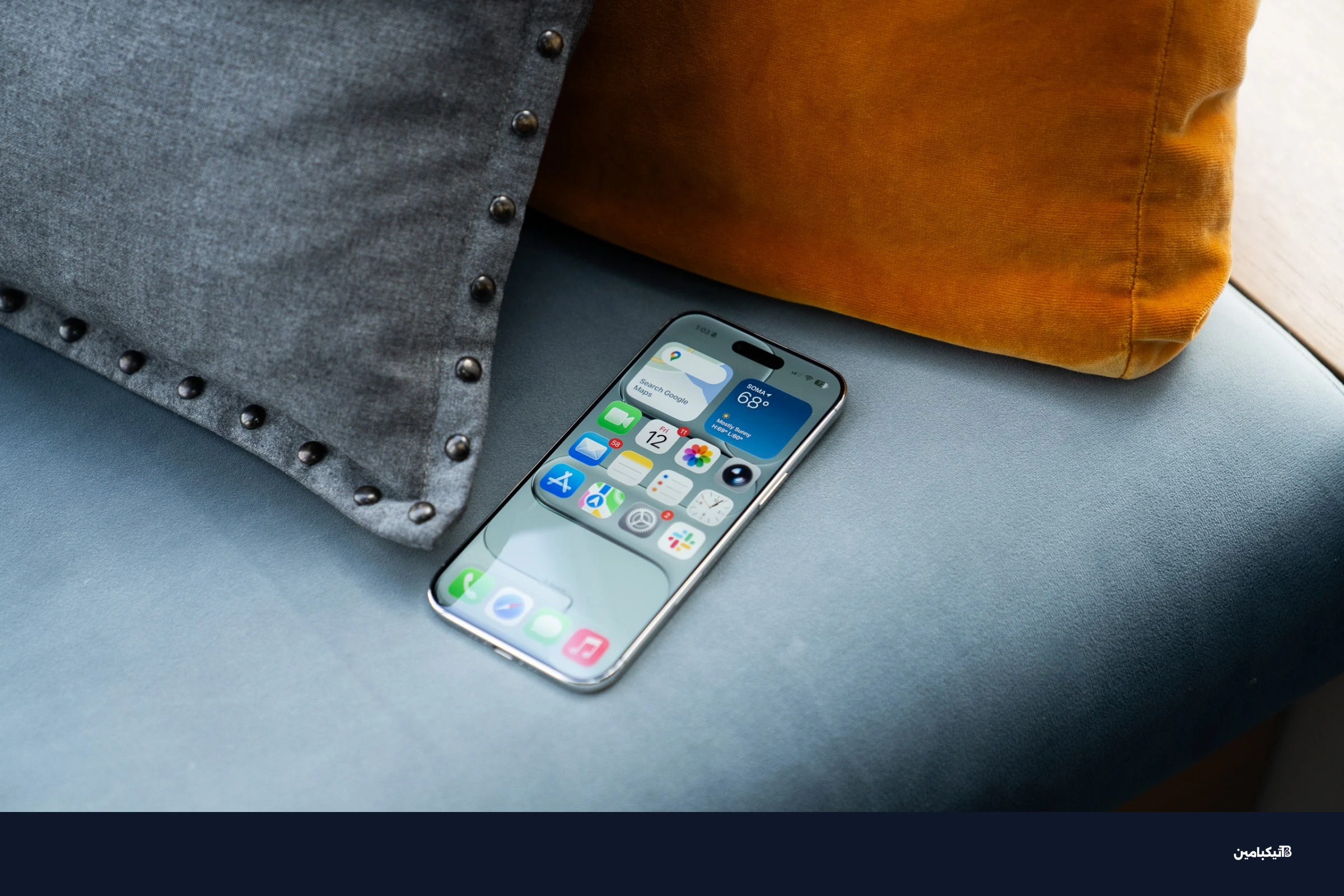 هاتف آبل النحيف على الأريكة