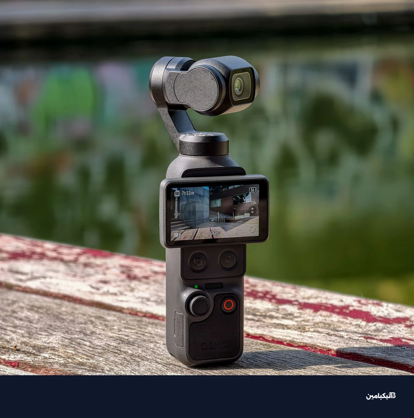 كاميرا دي جي آي Osmo Pocket 4 على طاولة خشبية