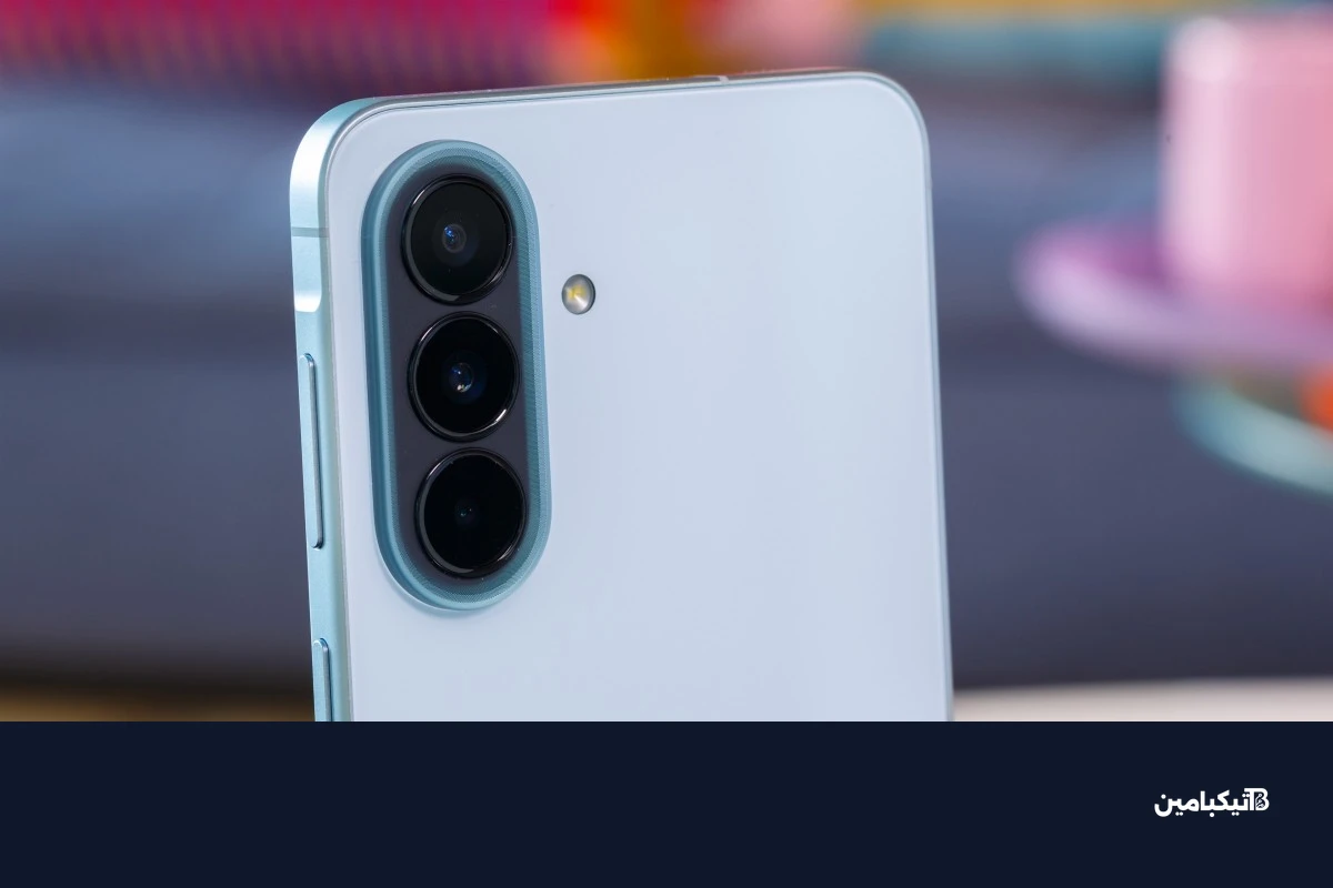 الجهة الخلفية لهاتف سامسونج Galaxy A57 بلون الأزرق الجليدي