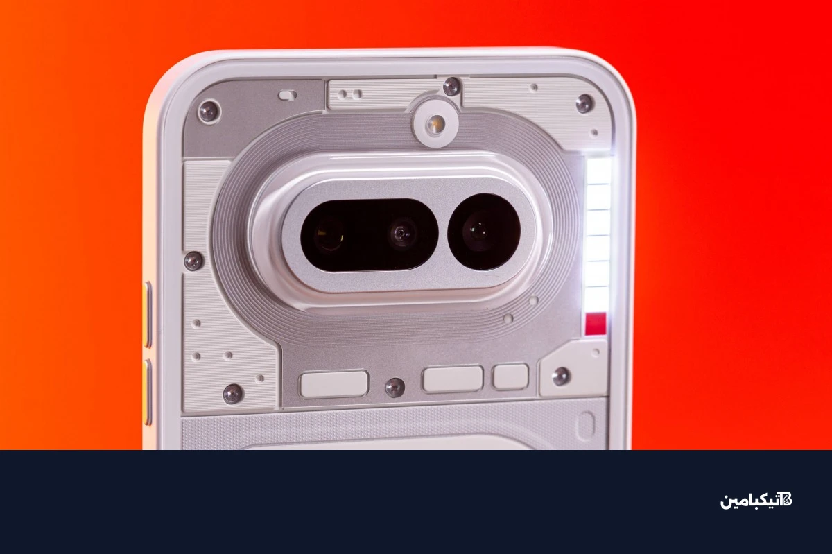 مصباح التسجيل الأحمر في ظهر الهاتف