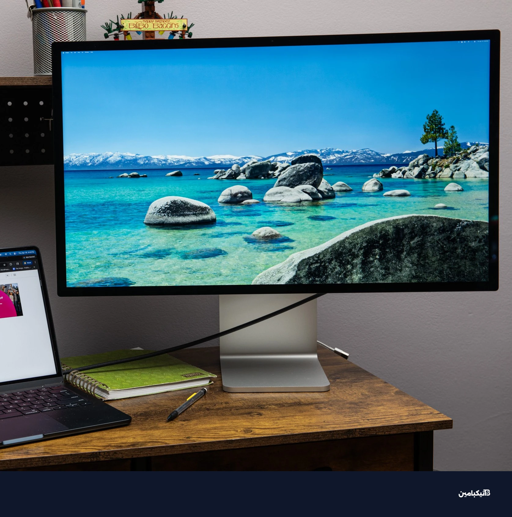 شاشة أبل Studio Display على مكتب خشبي
