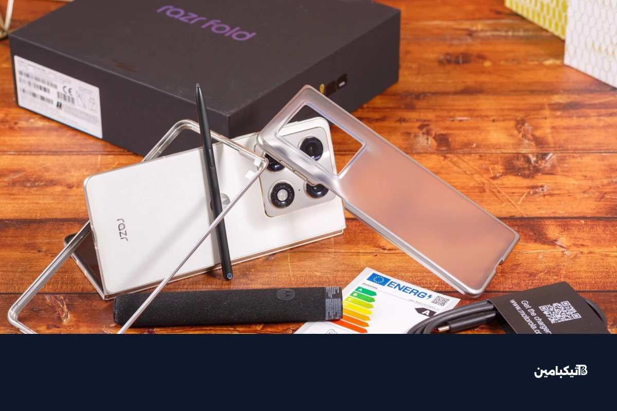 محتويات علبة موتورولا Razr Fold